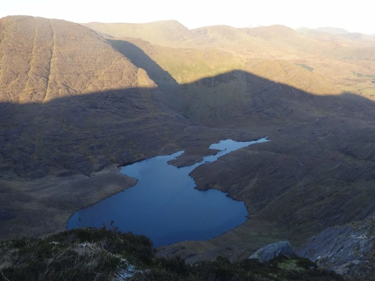 An image depicting the trail Coomavaranniha Lough - An Bhinn Lair via Fermoyle way and its surrounding area.