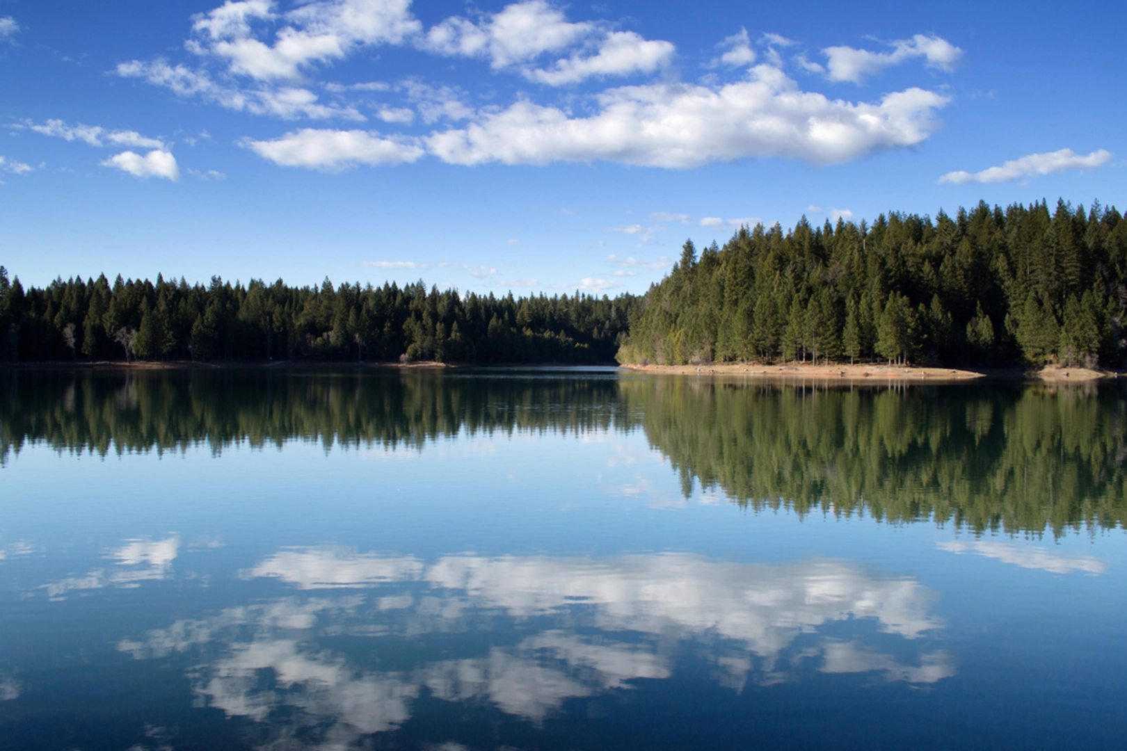 An image depicting the trail Paradise Lake via PCT California Trail and its surrounding area.