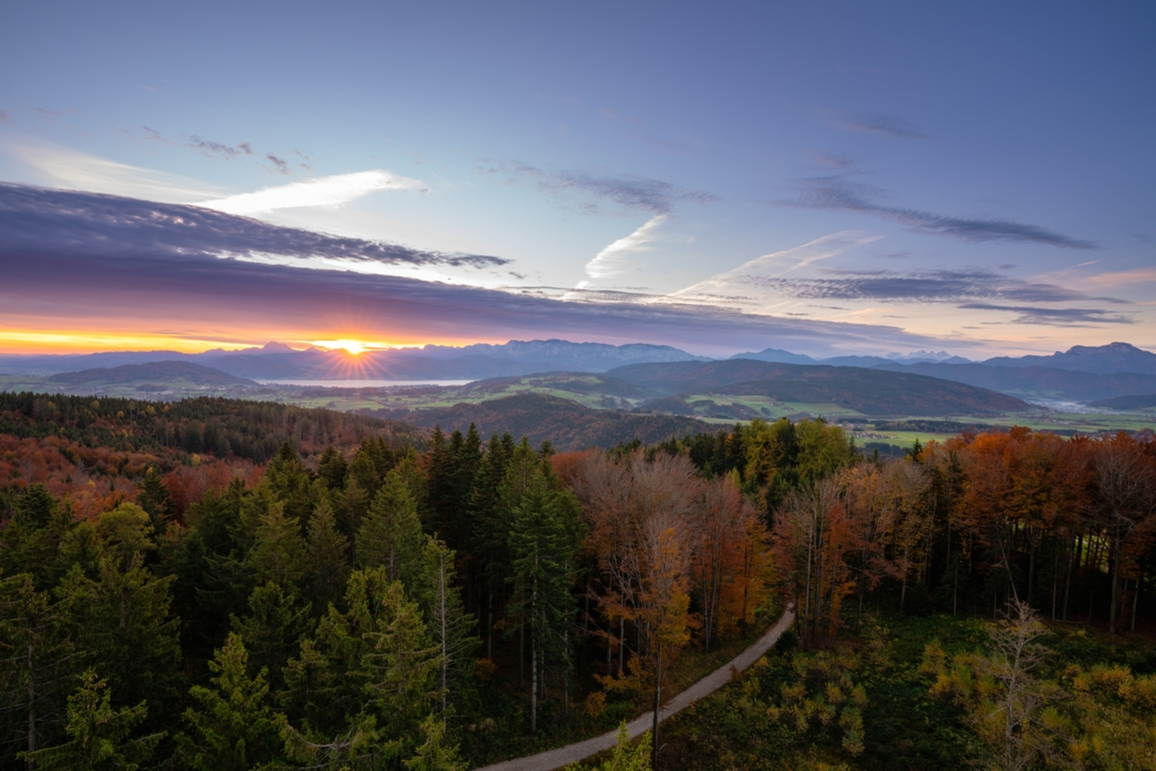 An image depicting the trail Lichtenberg Hike and its surrounding area.