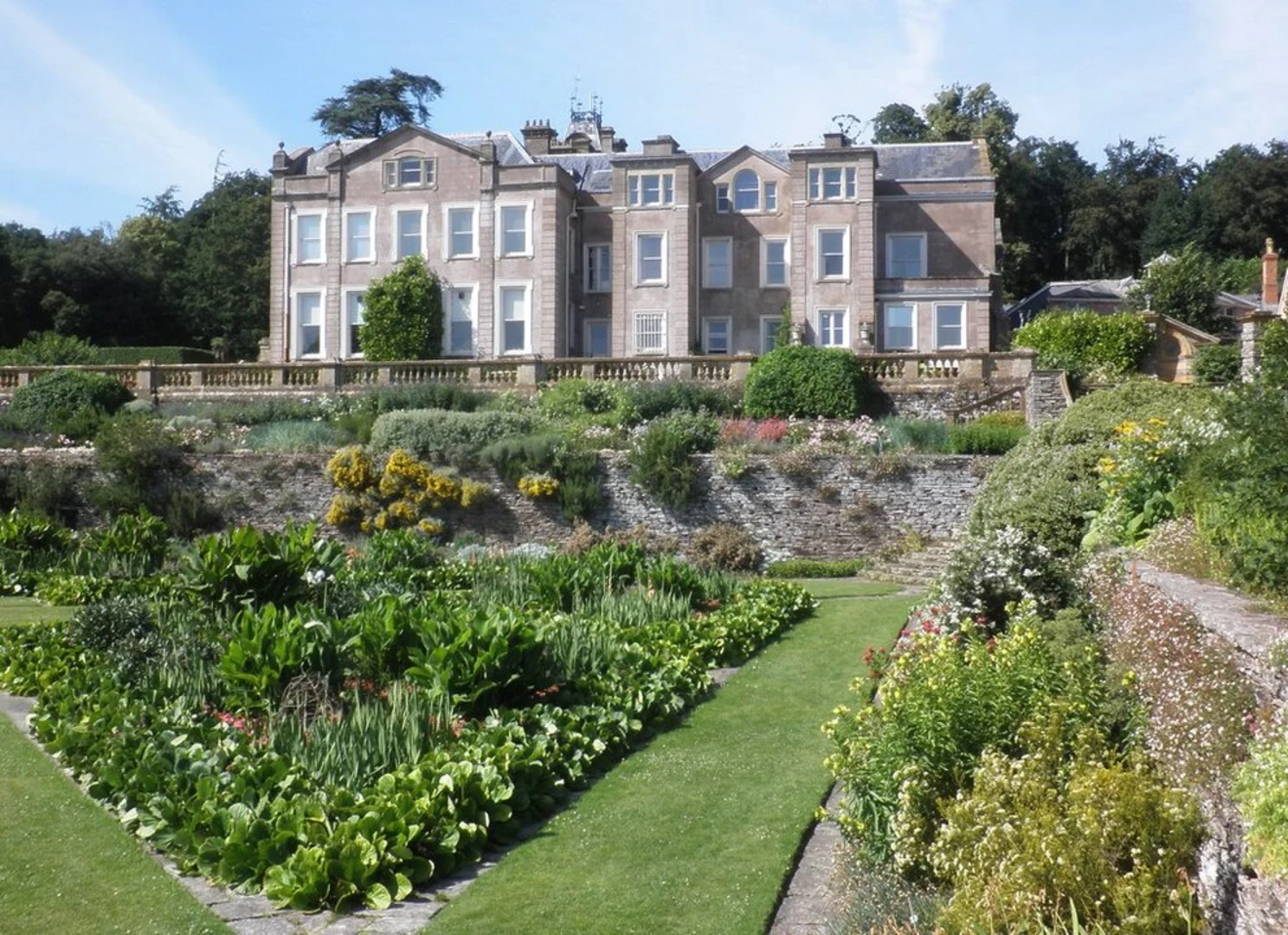 An image depicting the trail Hestercombe House and its surrounding area.
