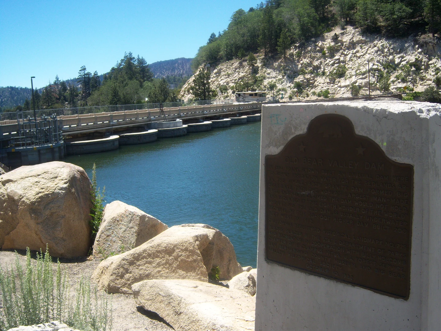 An image depicting the trail Bear Dam Lake via Bear Diversion Road and its surrounding area.