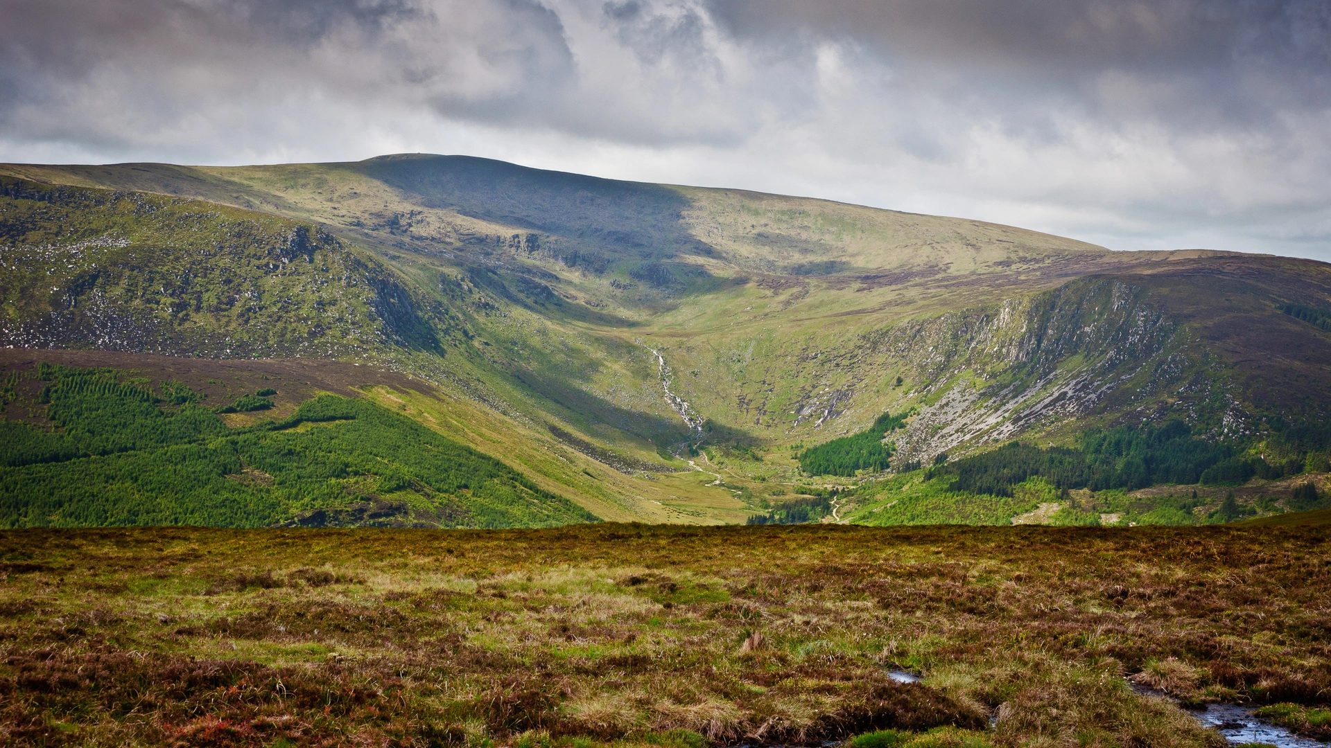 An image depicting the trail Lugnaquilla - Glen of Imaal and its surrounding area.