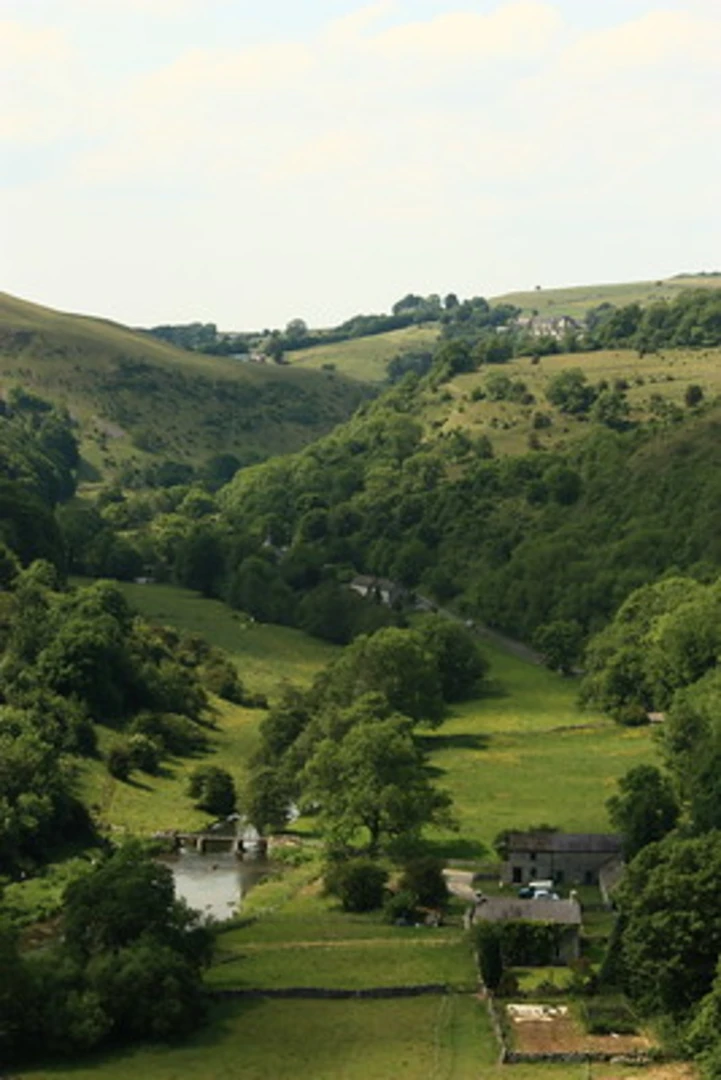 An image depicting the trail Peter Dale and Wheston Loop and its surrounding area.
