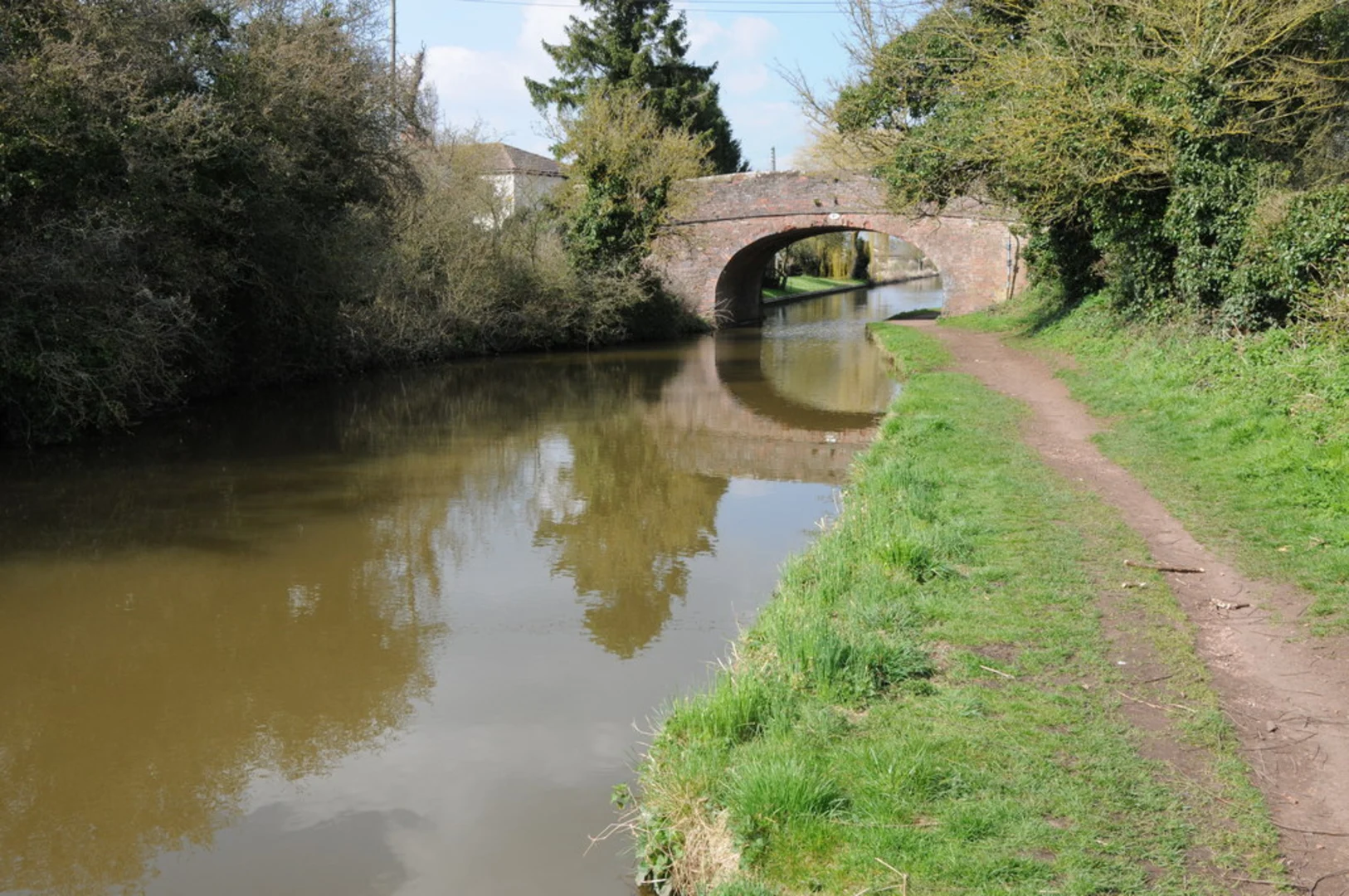 An image depicting the trail Worcester and Birmingham Canal Walk and its surrounding area.