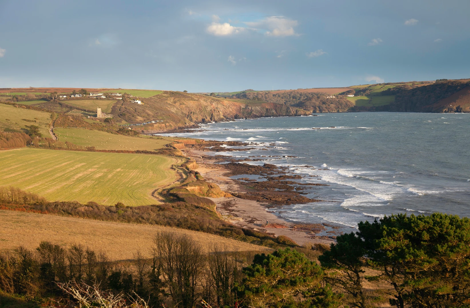 An image depicting the trail Wembury Point Loop via SWCP and its surrounding area.