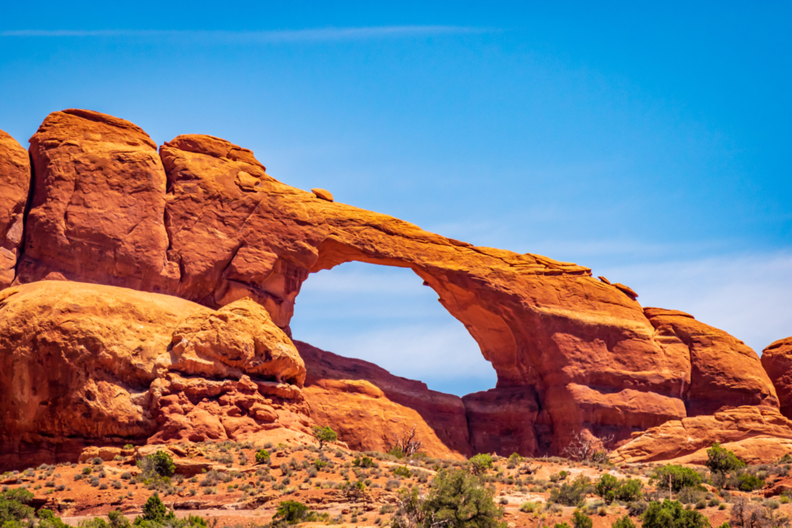 An image depicting the trail Skyline Arch Trail and its surrounding area.