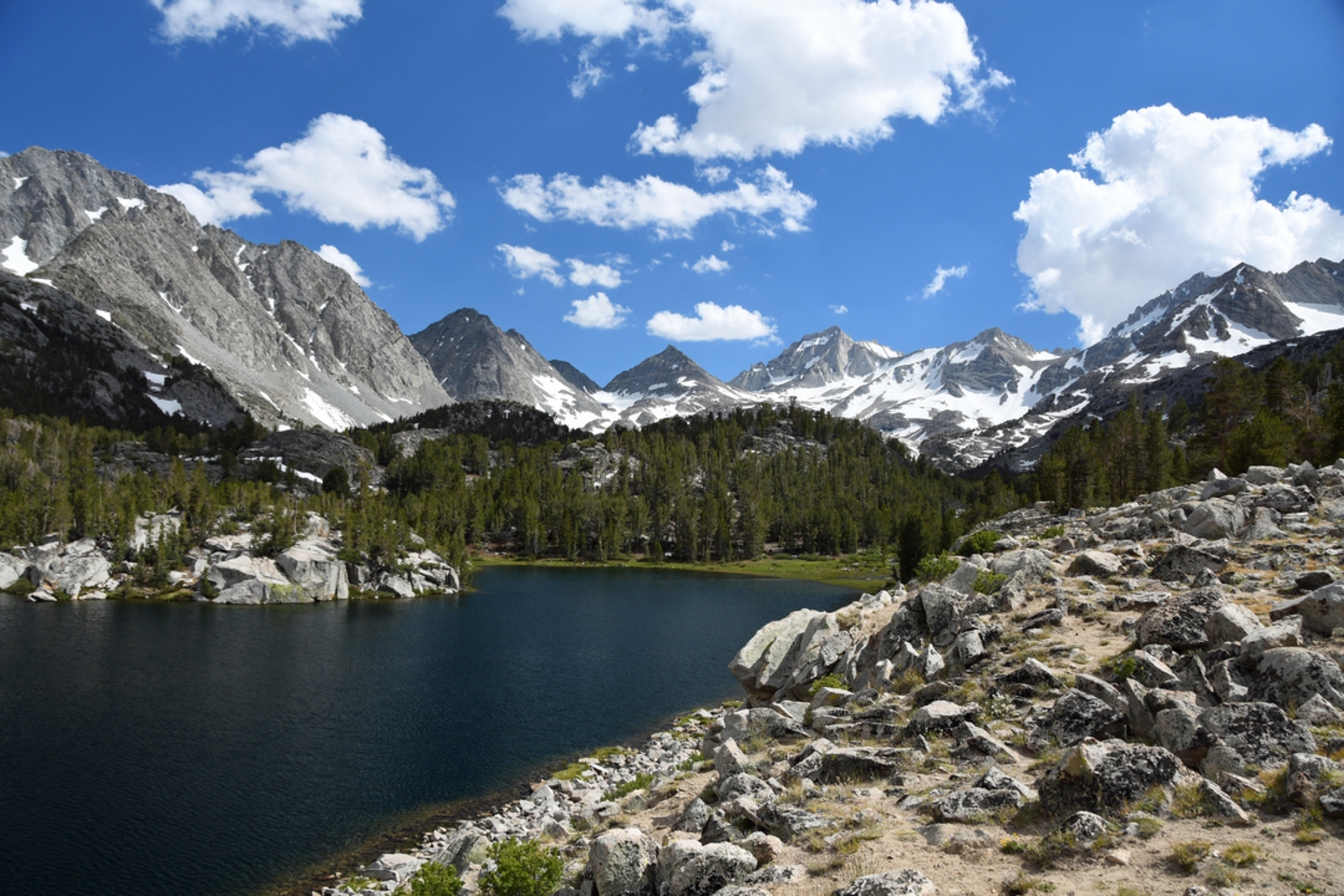 An image depicting the trail Wough Lake and Gem Lake via Rush Creek Trail and its surrounding area.