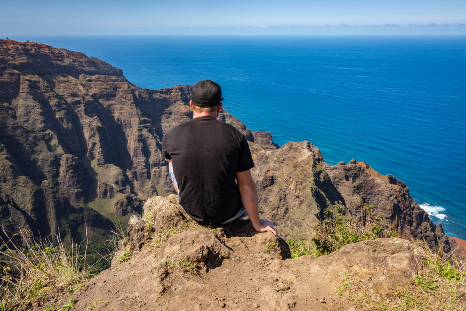 An image depicting the trail Nu'alolo Trail and its surrounding area.