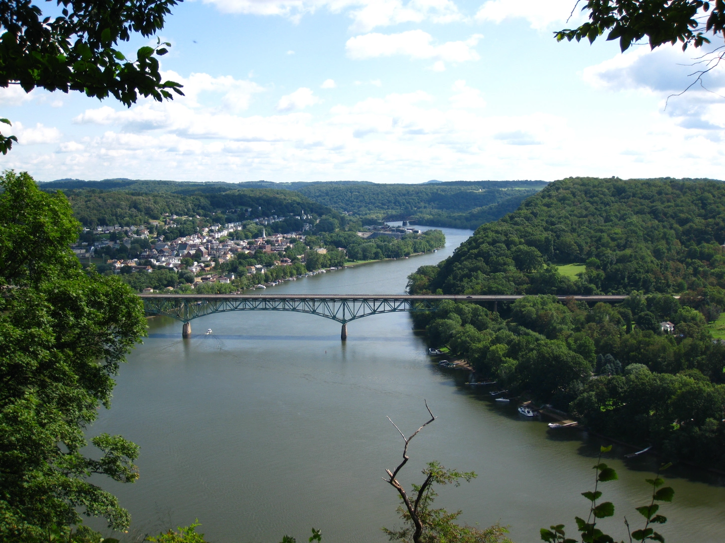 An image depicting the trail Harrison Hills Park Loop and its surrounding area.