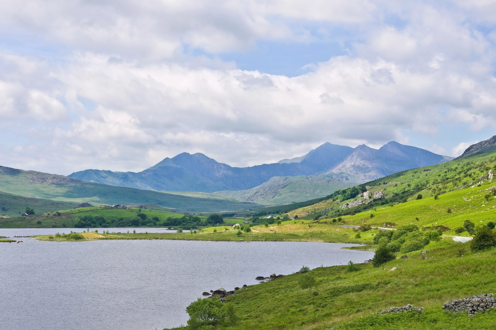 An image depicting the trail Crimpiau - Capel Curig and its surrounding area.