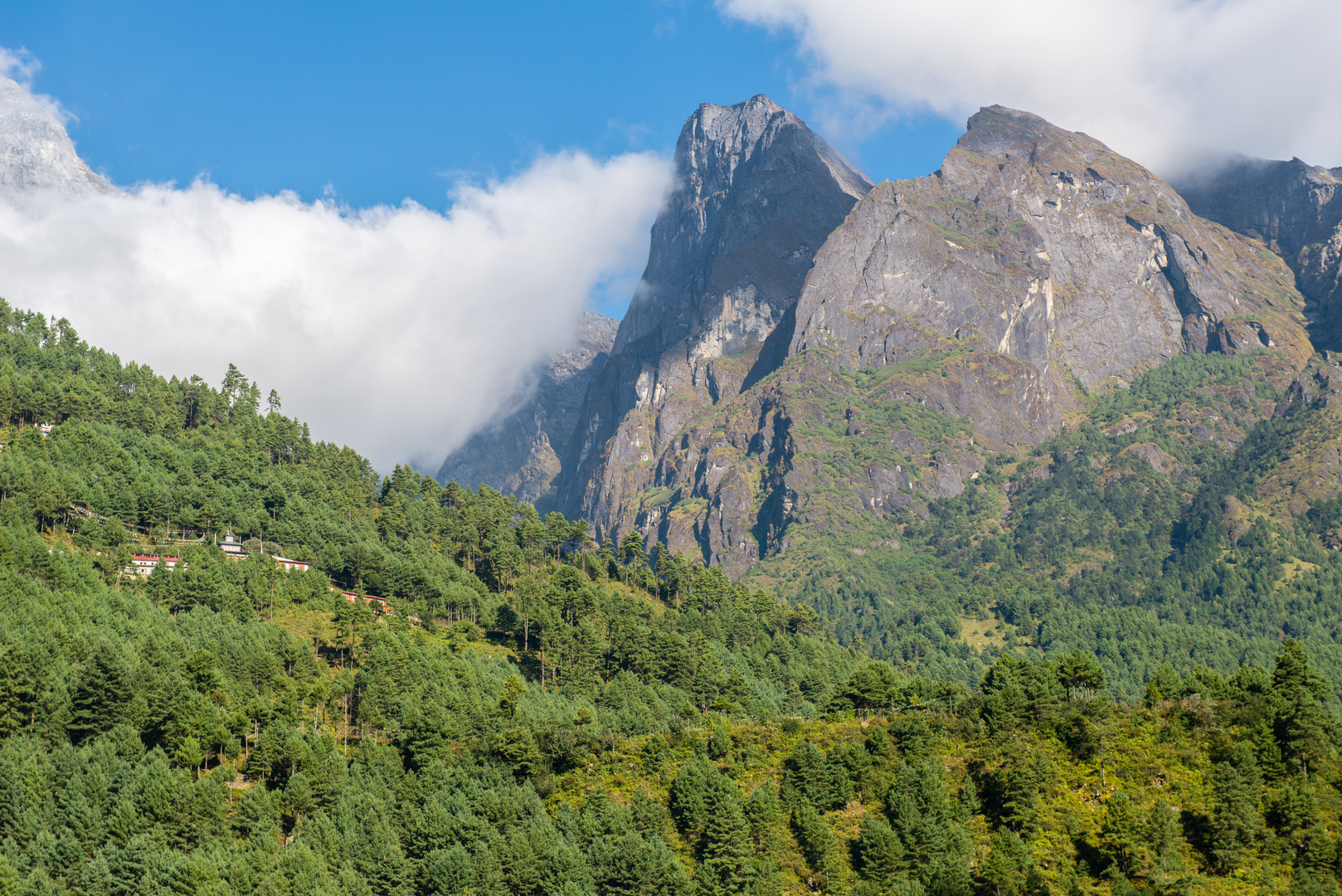 An image depicting the trail Gokyo Lakes Trek and its surrounding area.
