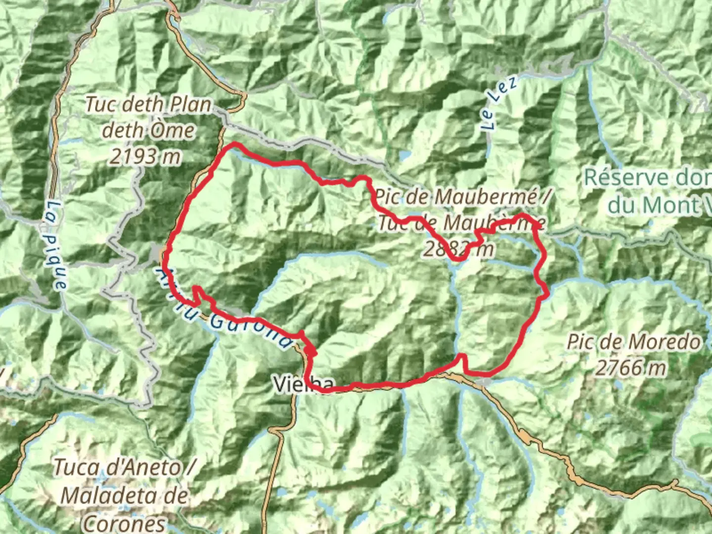 An image depicting the trail GR 211 Circular del Valle de Arán and its surrounding area.