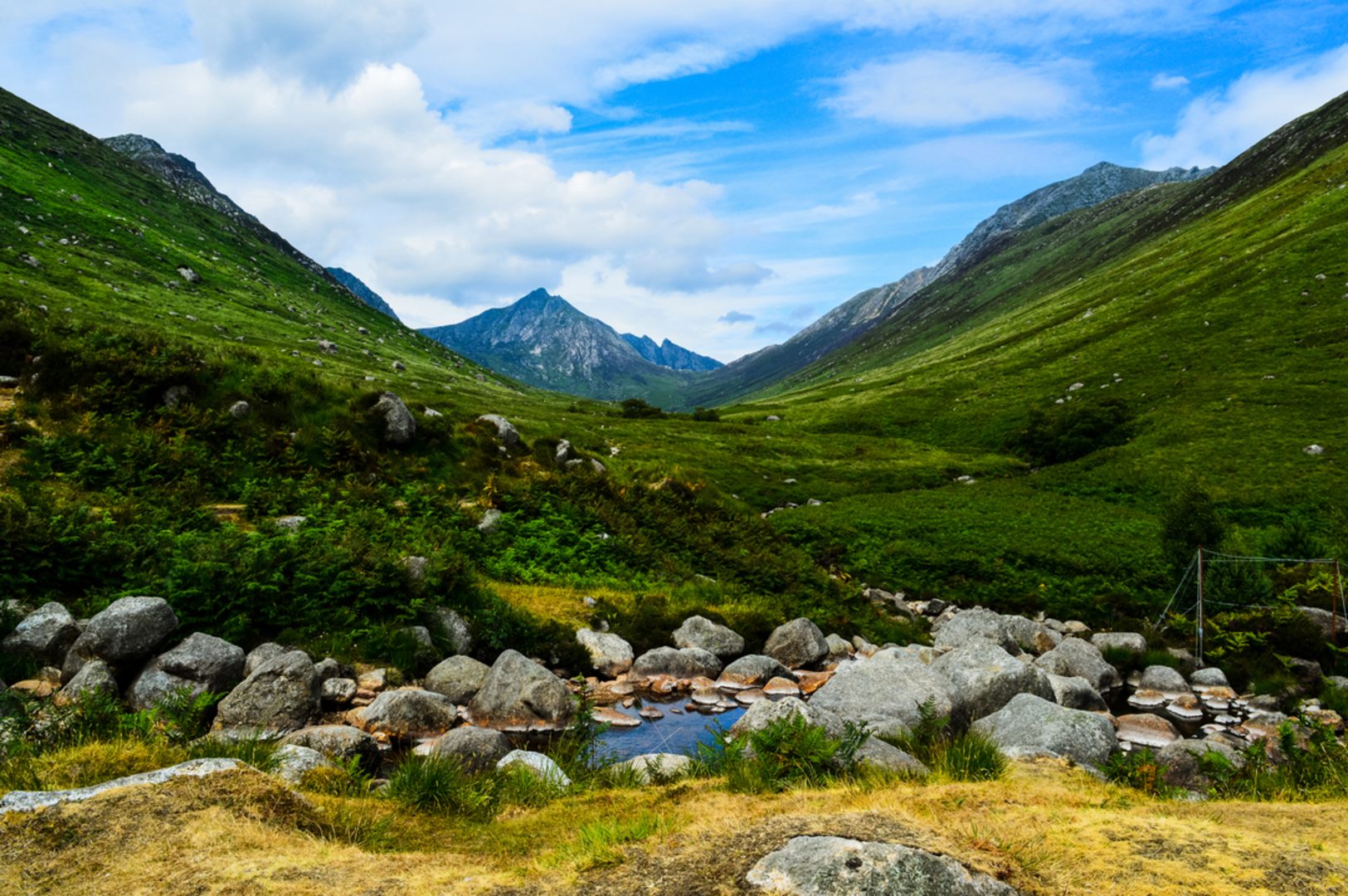 An image depicting the trail Cìr Mhòr and its surrounding area.