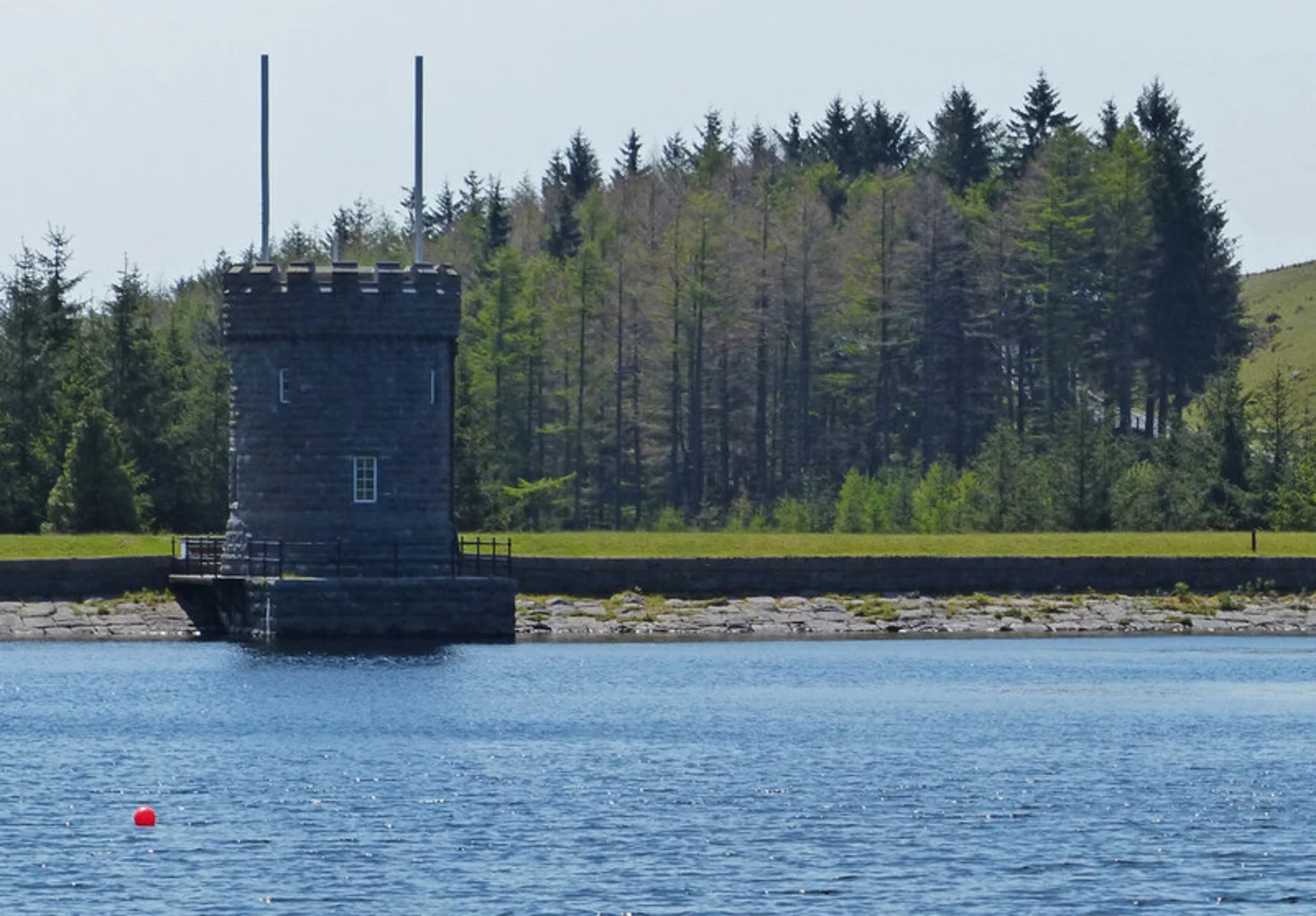 An image depicting the trail Beacons Reservoir Loop and its surrounding area.