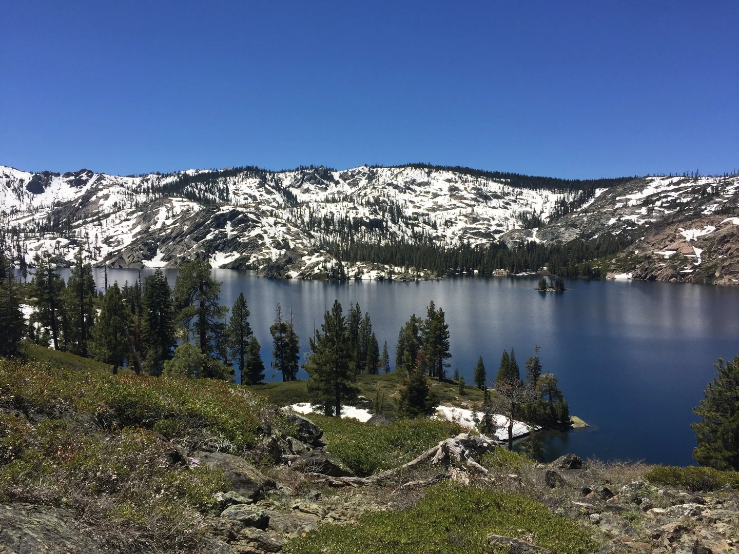 An image depicting the trail Bear Lakes Loop Trail and its surrounding area.