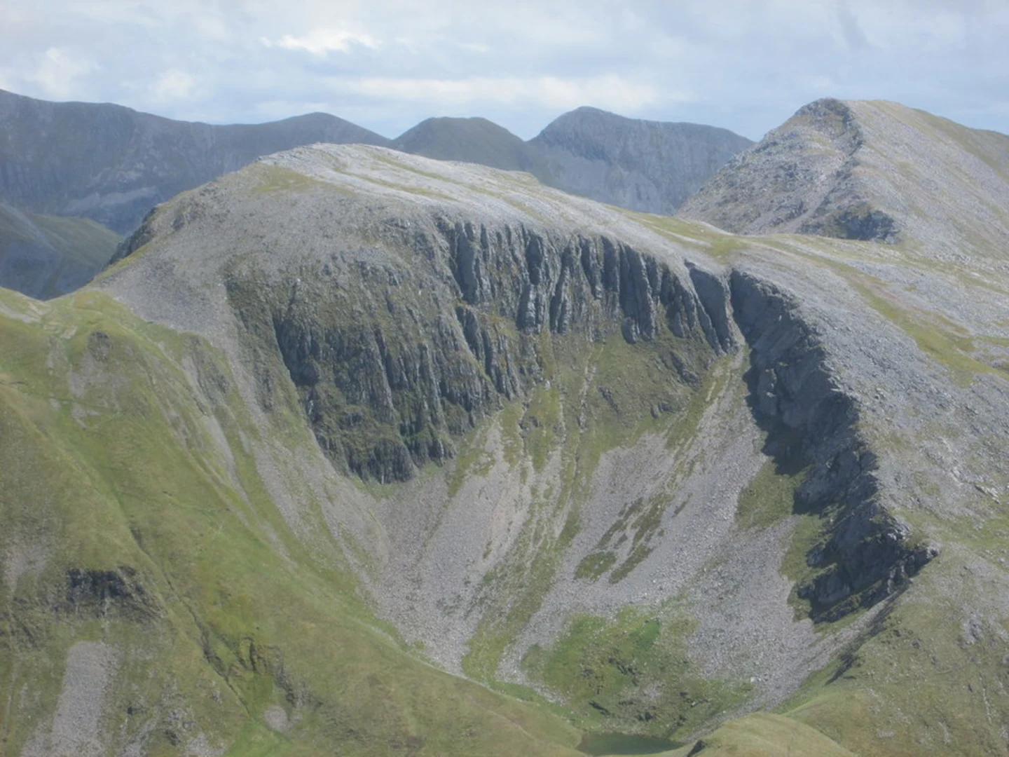 An image depicting the trail The Mamores and its surrounding area.