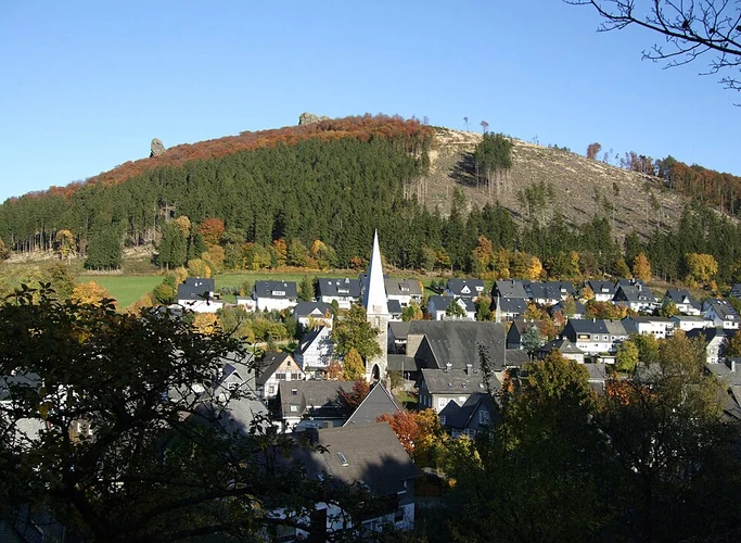 Maluschke Platz and Feldstein Loop via Erlebnispfad Bruchhauser Steine