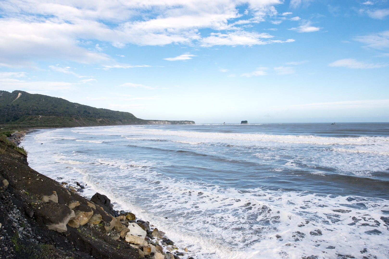 An image depicting the trail Point Elizabeth Walkway and its surrounding area.