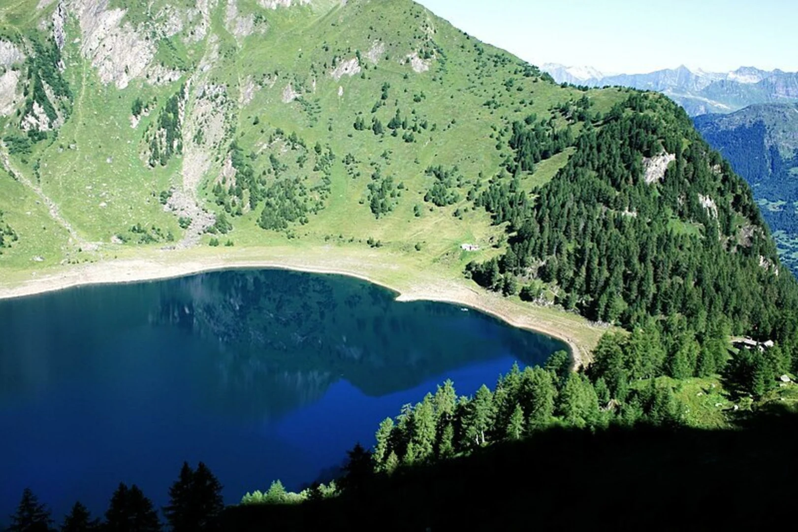 An image depicting the trail Pesciüm to Lago Tremorgio Trail and its surrounding area.