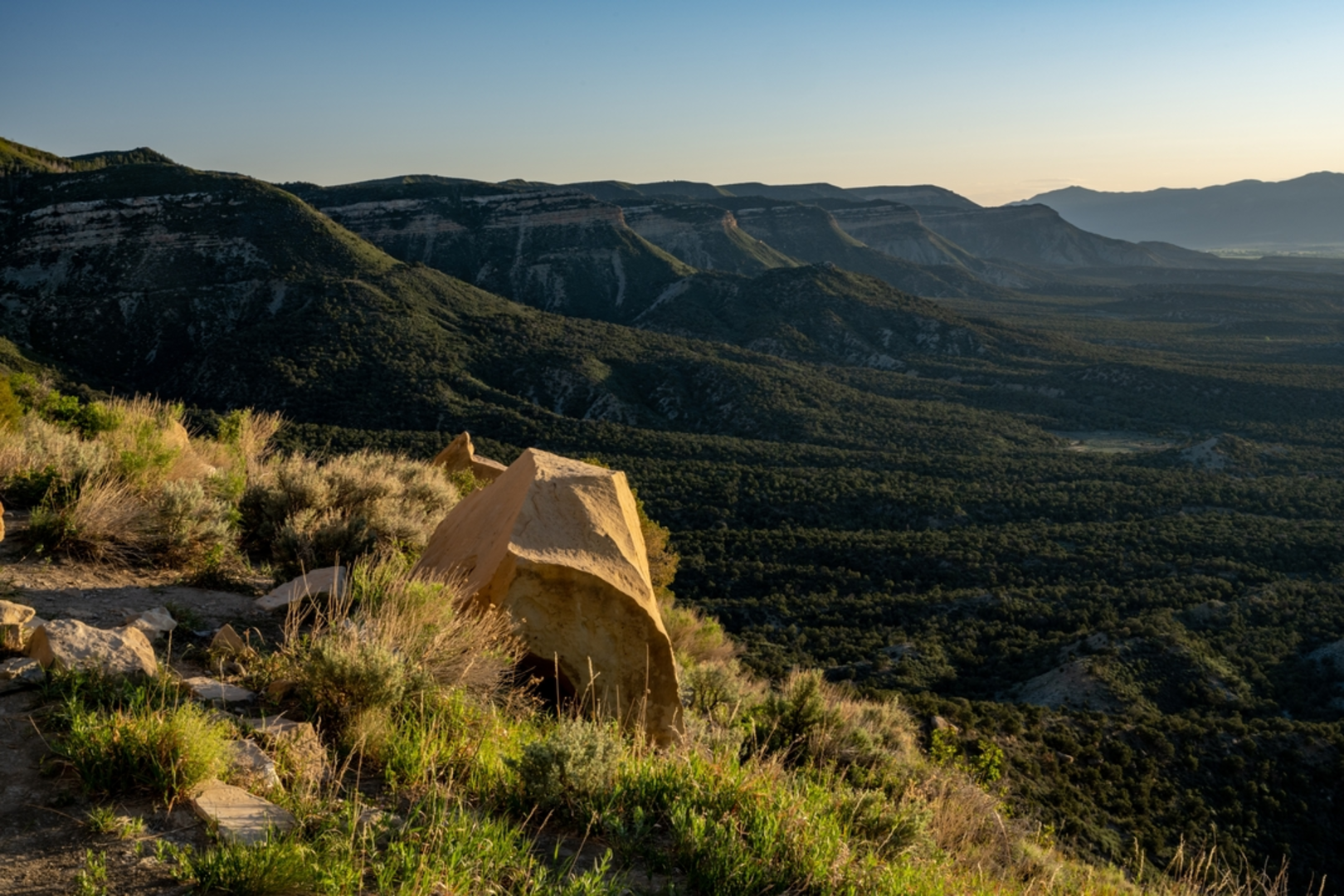 An image depicting the trail Knife Edge Trail and its surrounding area.