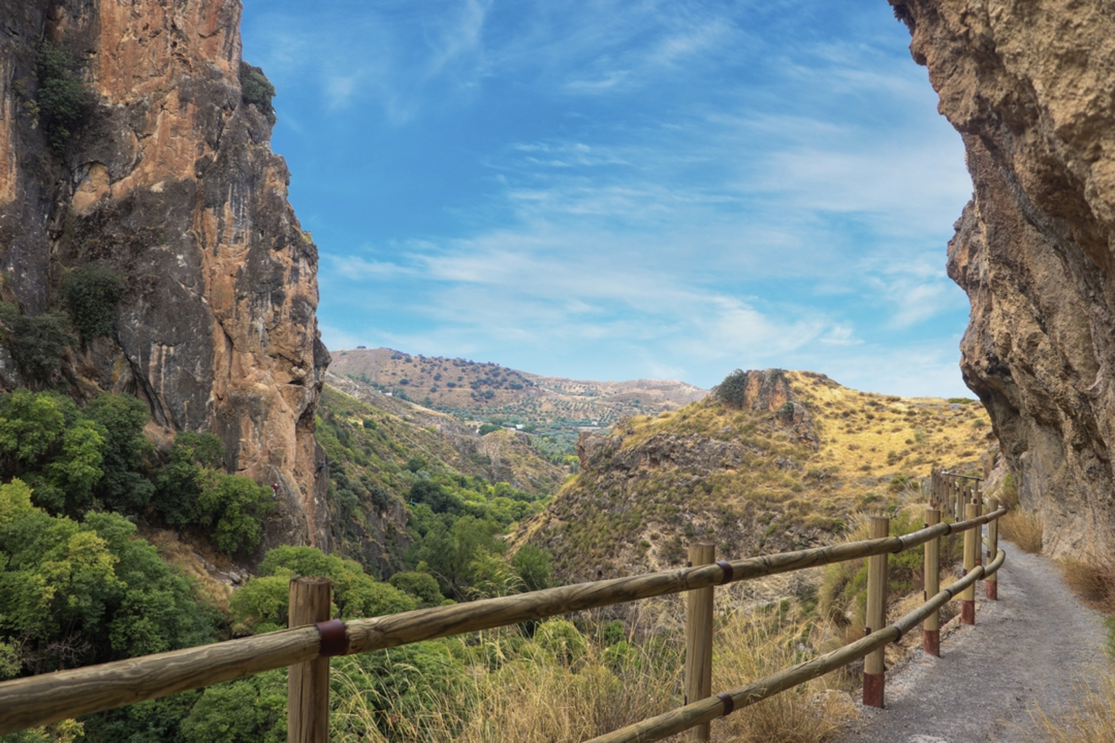 An image depicting the trail Cahorros de Monachil and its surrounding area.