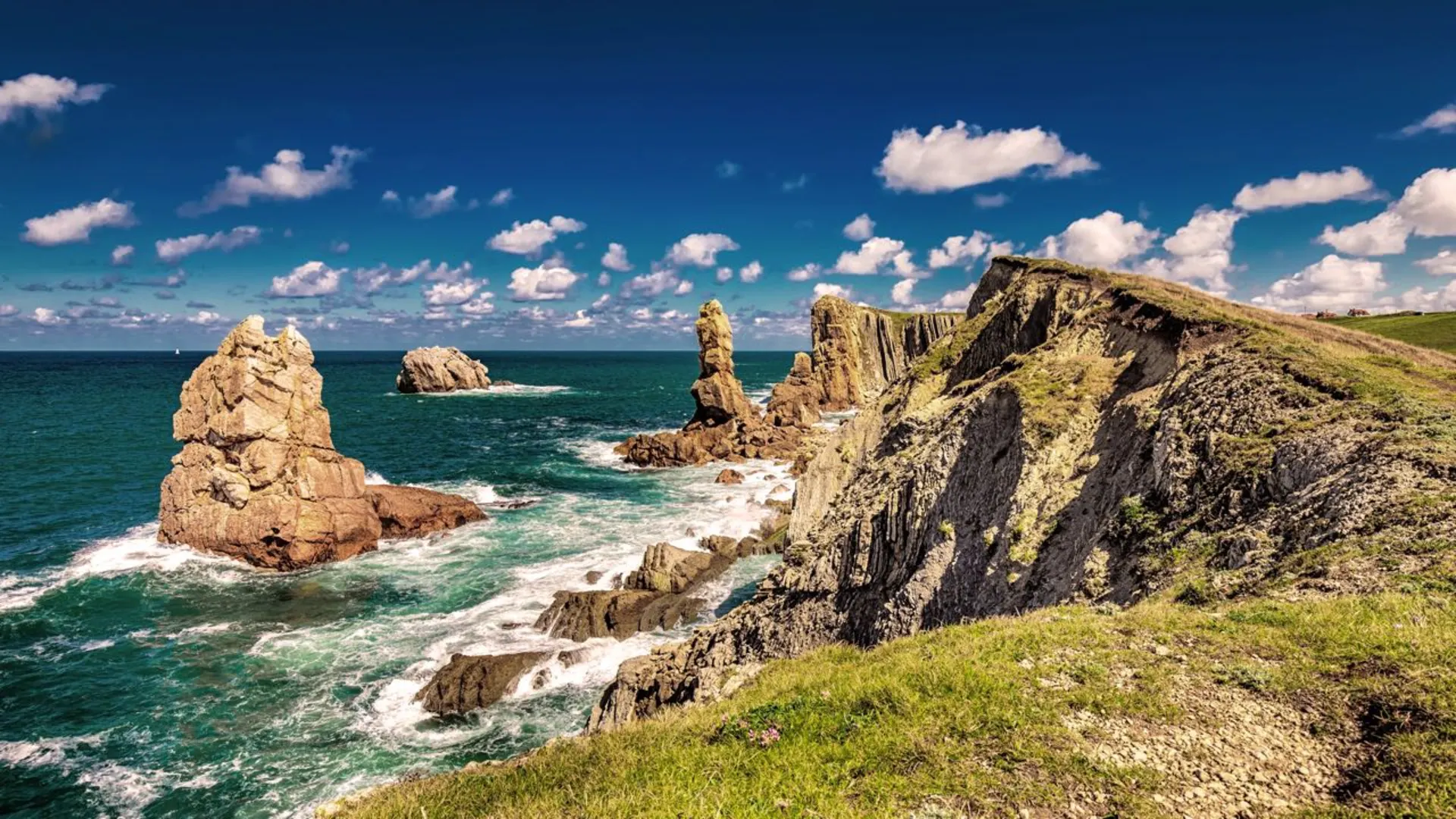 An image depicting the trail Camino del Norte and its surrounding area.