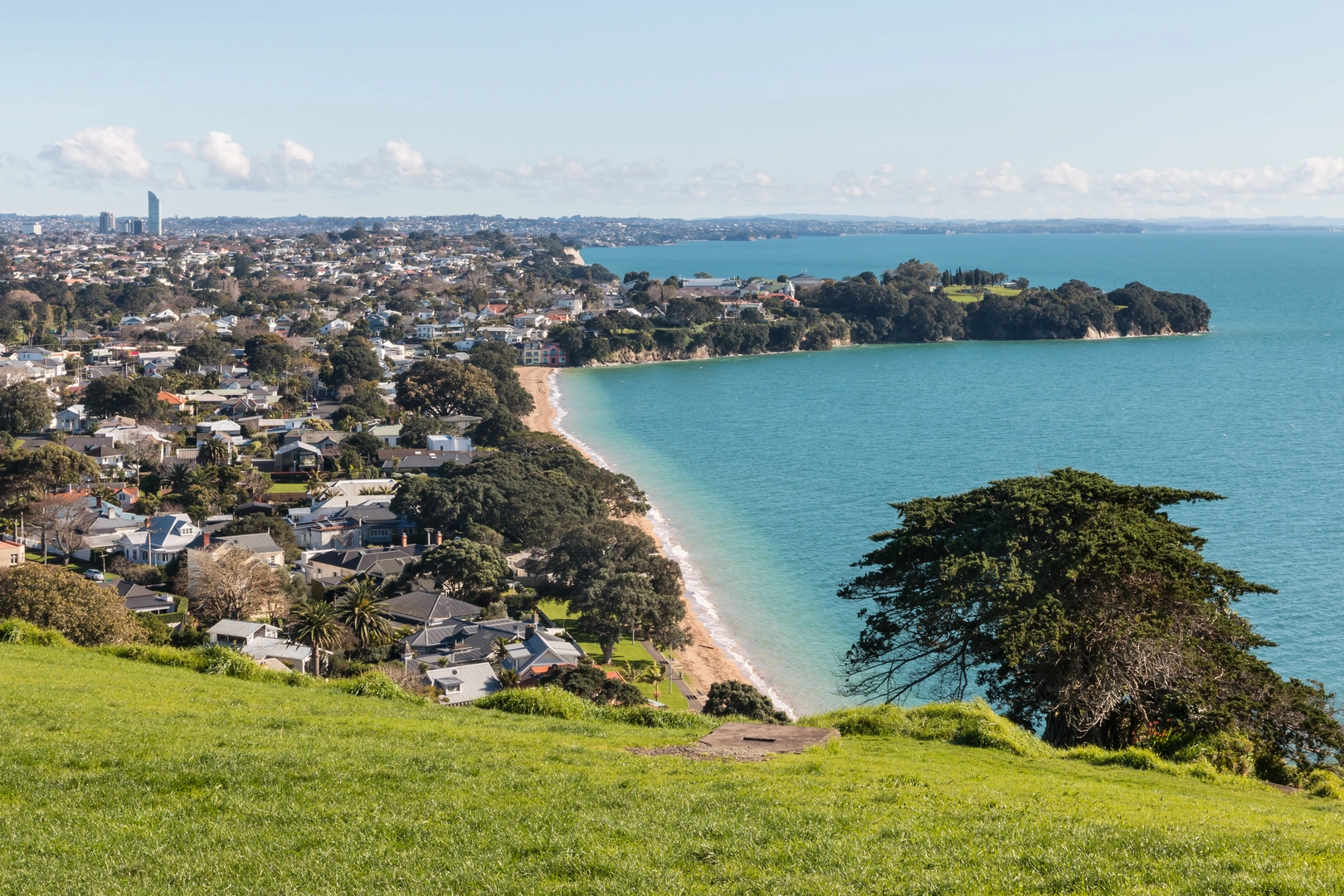 An image depicting the trail North Shore City Coastal Walk and its surrounding area.