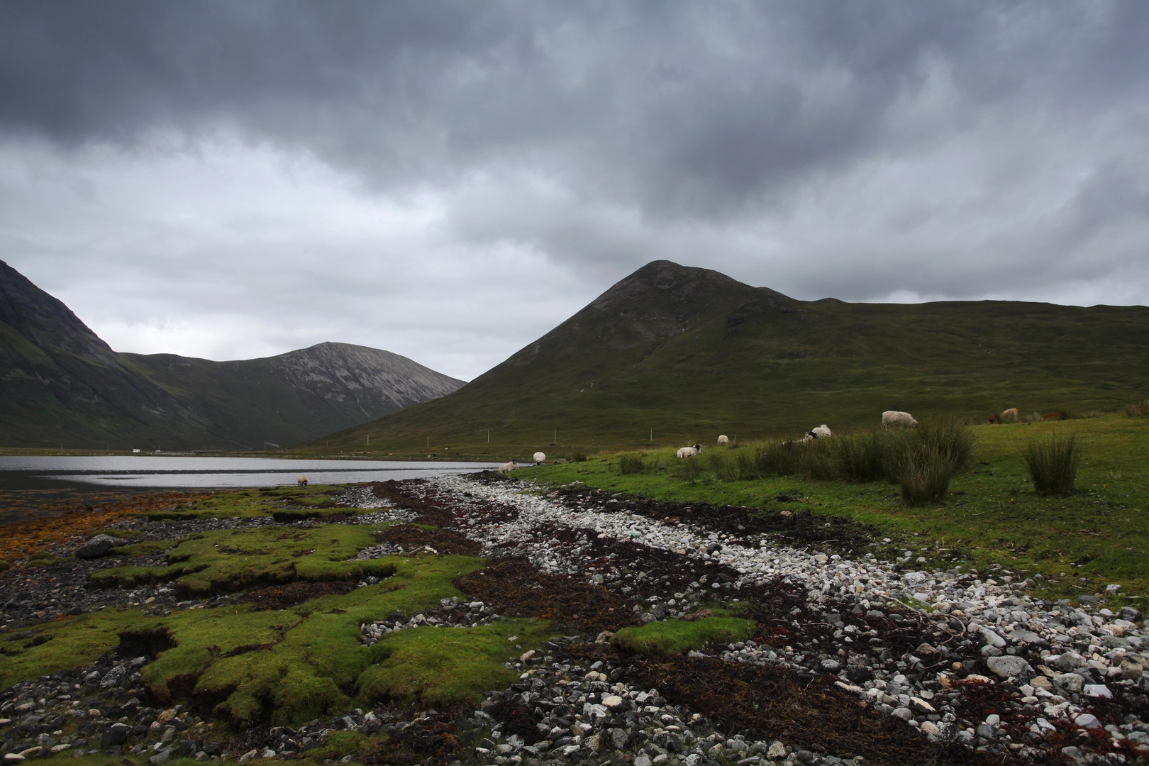 An image depicting the trail Lochan Sratha Mhoir, Loch na Sguabaidh and Loch Slapin and its surrounding area.
