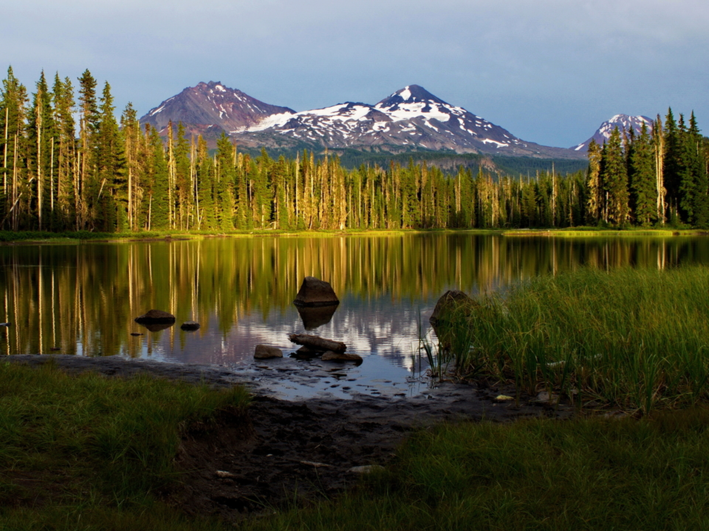 An image depicting the trail Scott to Tenas Lakes via Benson Lake Trail and its surrounding area.