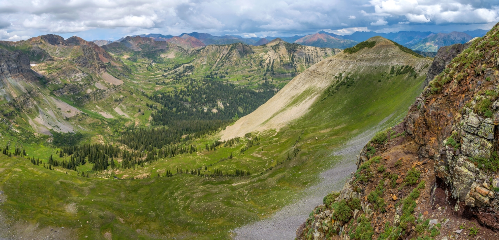 An image depicting the trail Scarp Ridge Trail to 421 Loop Trail and its surrounding area.