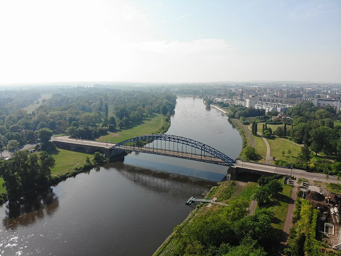 An image depicting the trail Alte Elbe and Stromelbe via Roter Punkt Magdeburg and Niemeyerweg and its surrounding area.