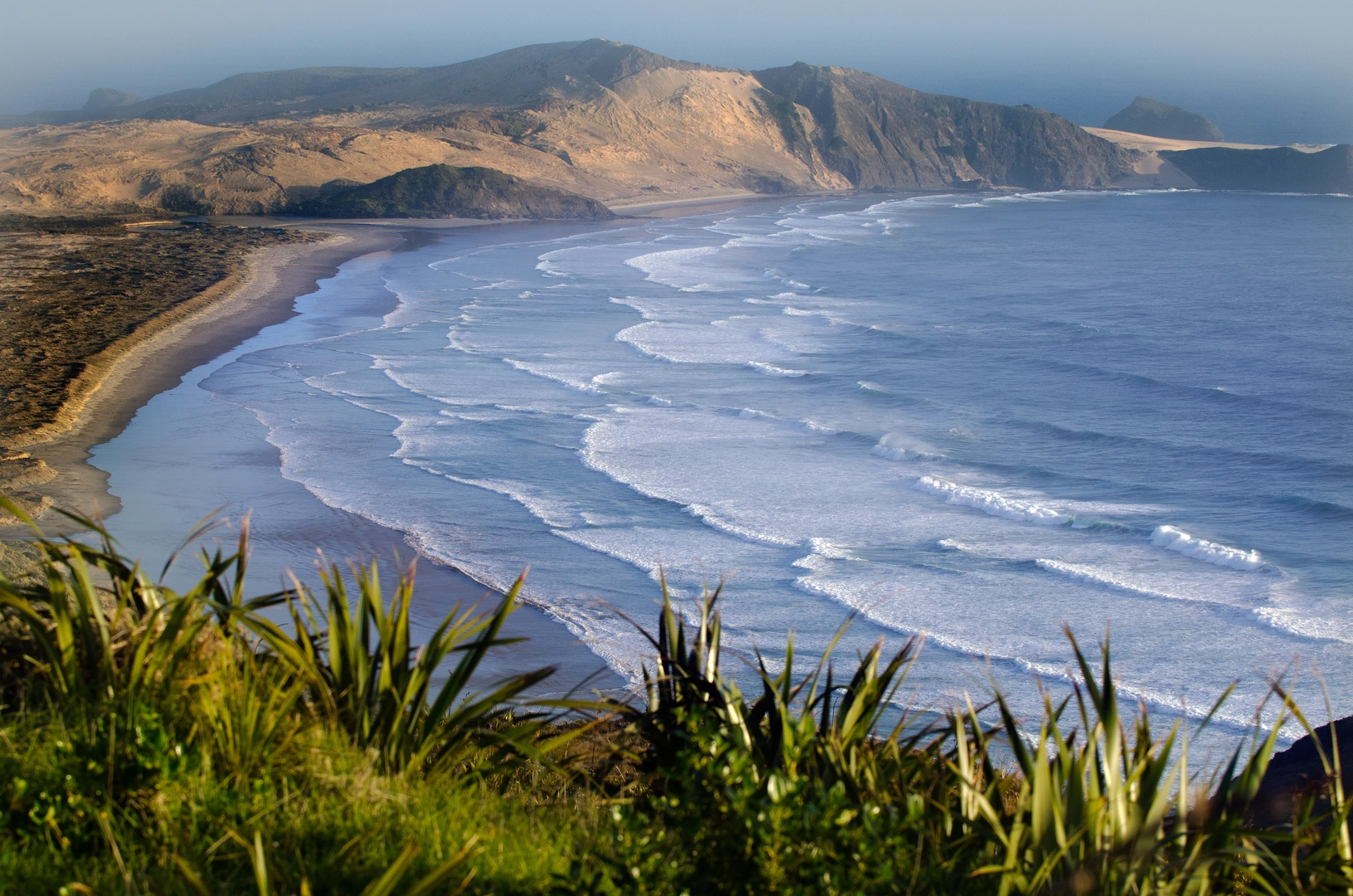 An image depicting the trail Herangi Hill via Cape Reinga Coastal Walkway and its surrounding area.