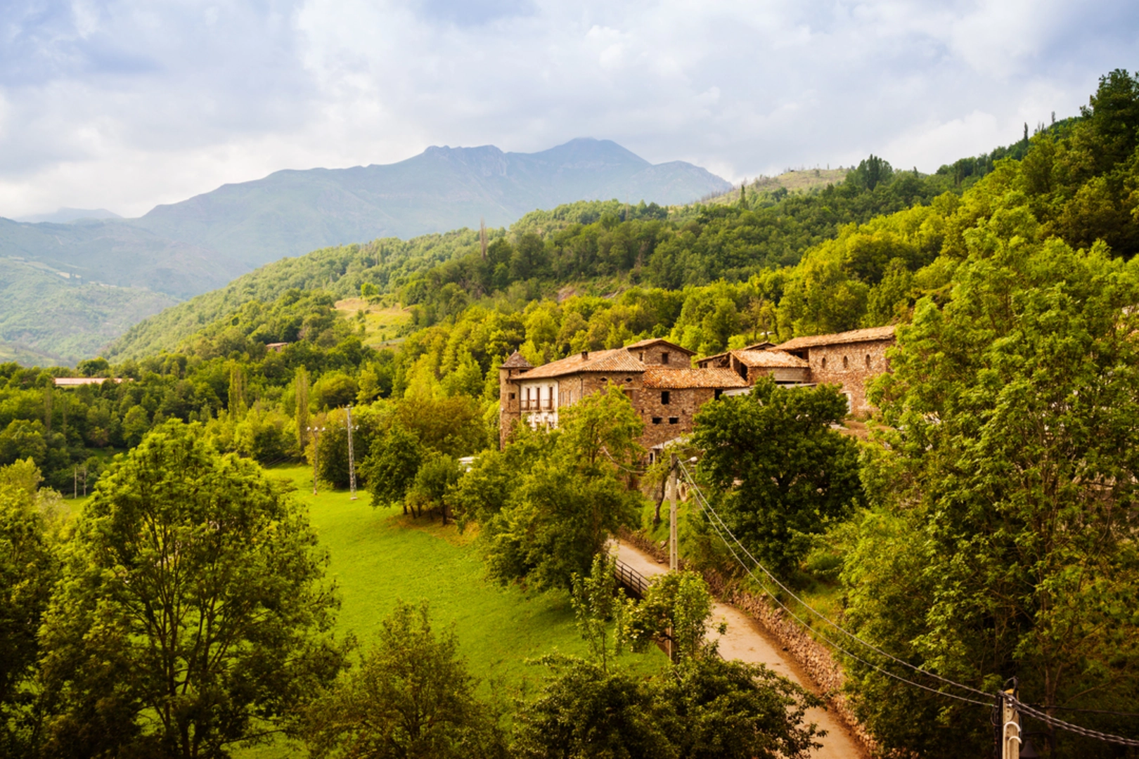 An image depicting the trail GR 18 - Ribagorza Path and its surrounding area.