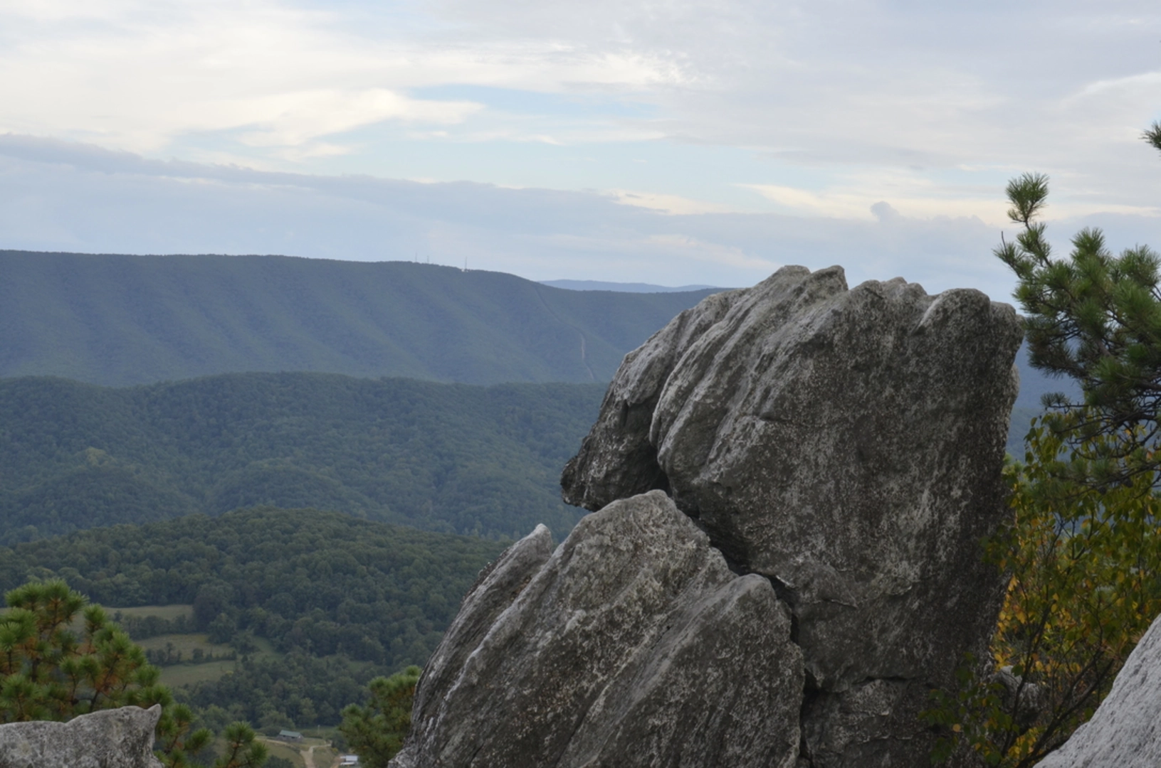 An image depicting the trail Dragon's Tooth Trail and its surrounding area.