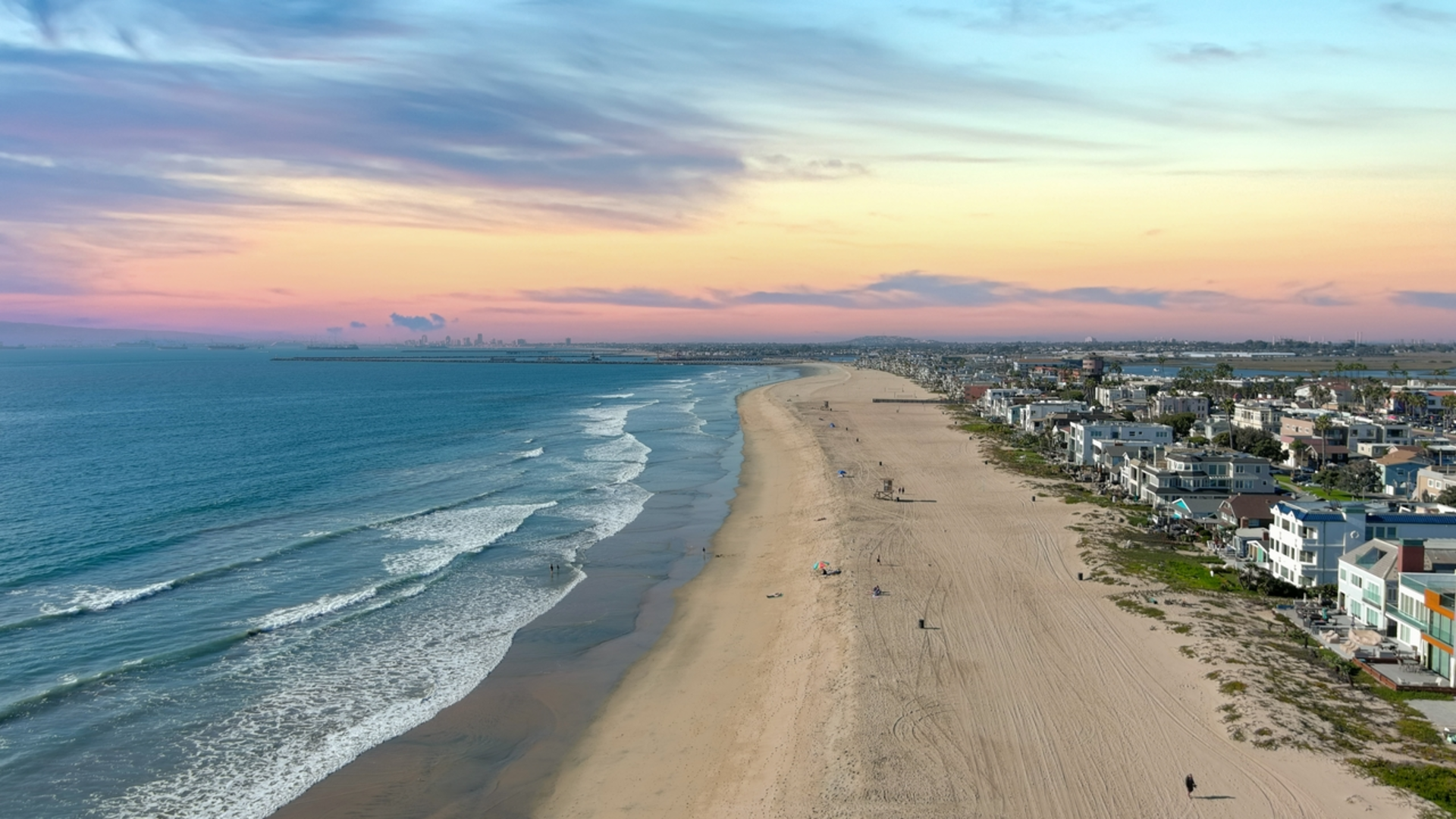 An image depicting the trail Huntington Beach Trail and its surrounding area.