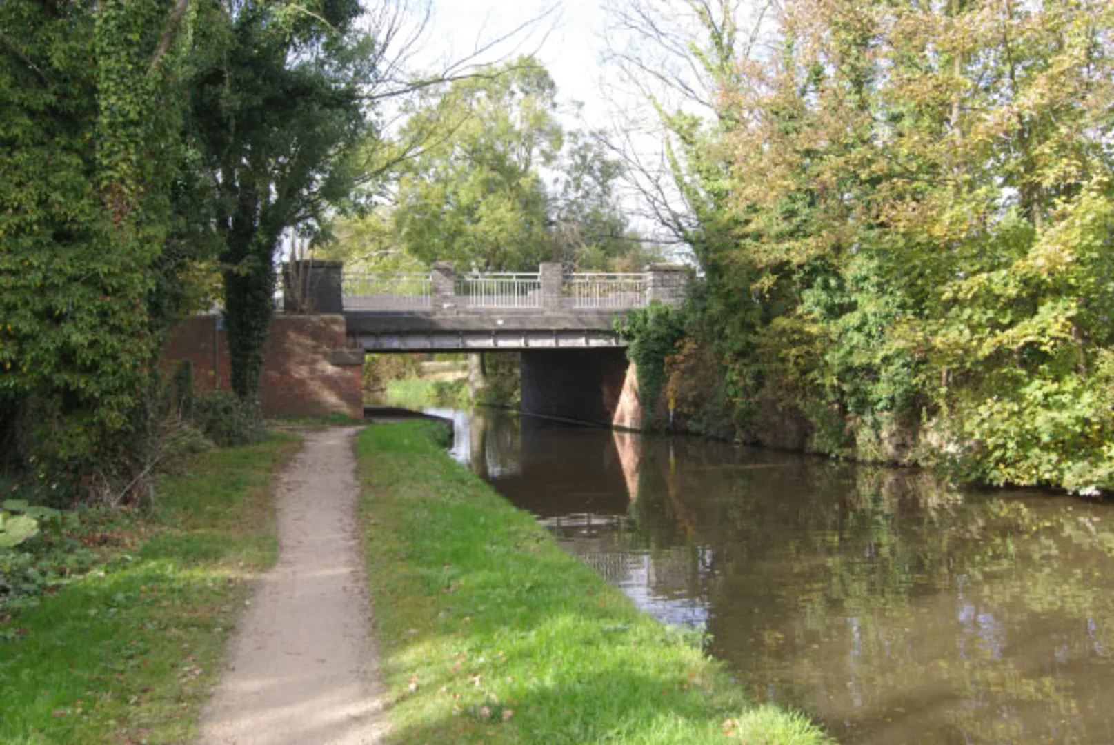 An image depicting the trail Derby Canal and Trent and Mersey Canal Walk and its surrounding area.