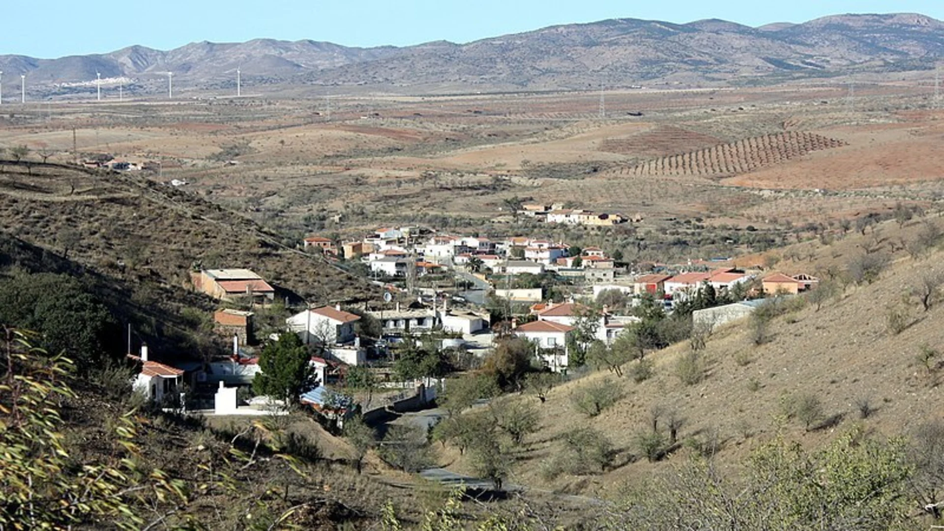 An image depicting the trail PR A 30 Los Molinos de Isfalada and its surrounding area.