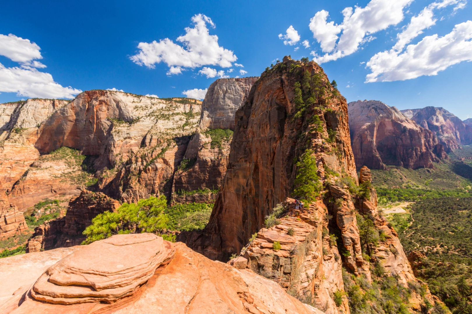 An image depicting the trail Angels Landing via West Rim Trail and its surrounding area.