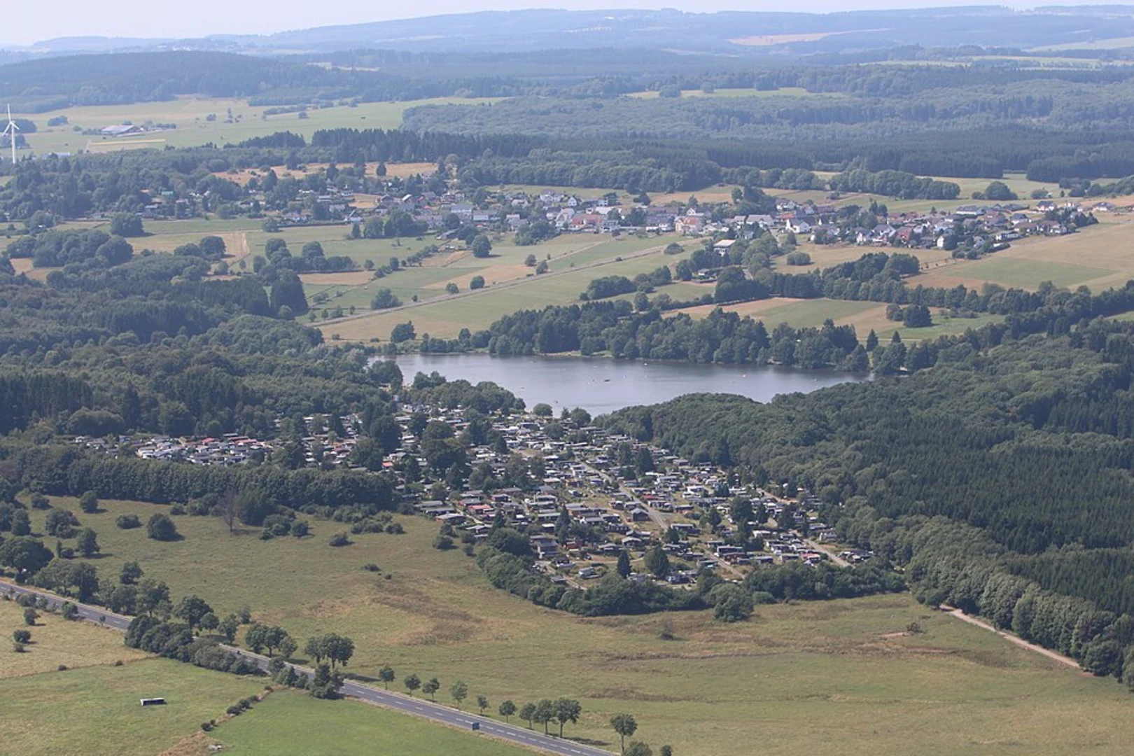 An image depicting the trail Breitscheid to Fuchskaute via Heisterberger Weiher and its surrounding area.