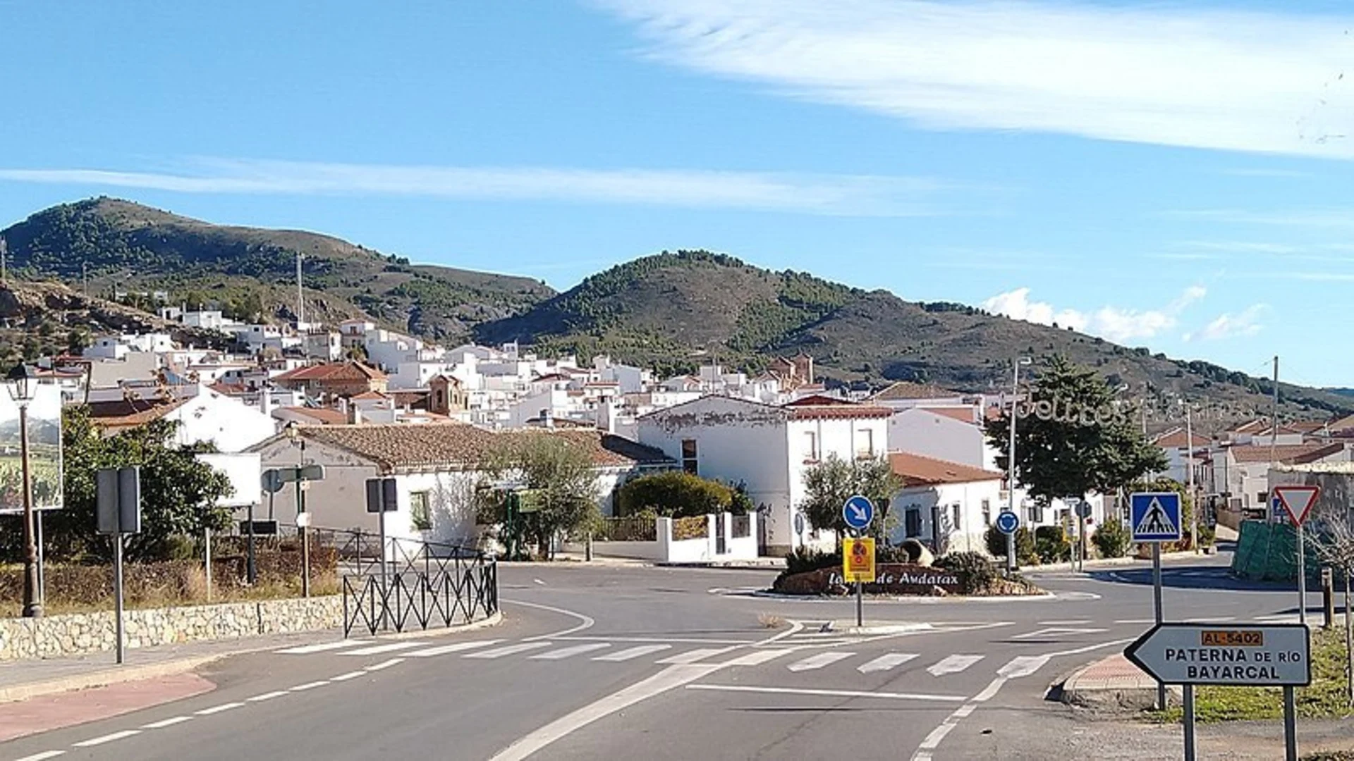 An image depicting the trail The Mines and Caparidán and its surrounding area.