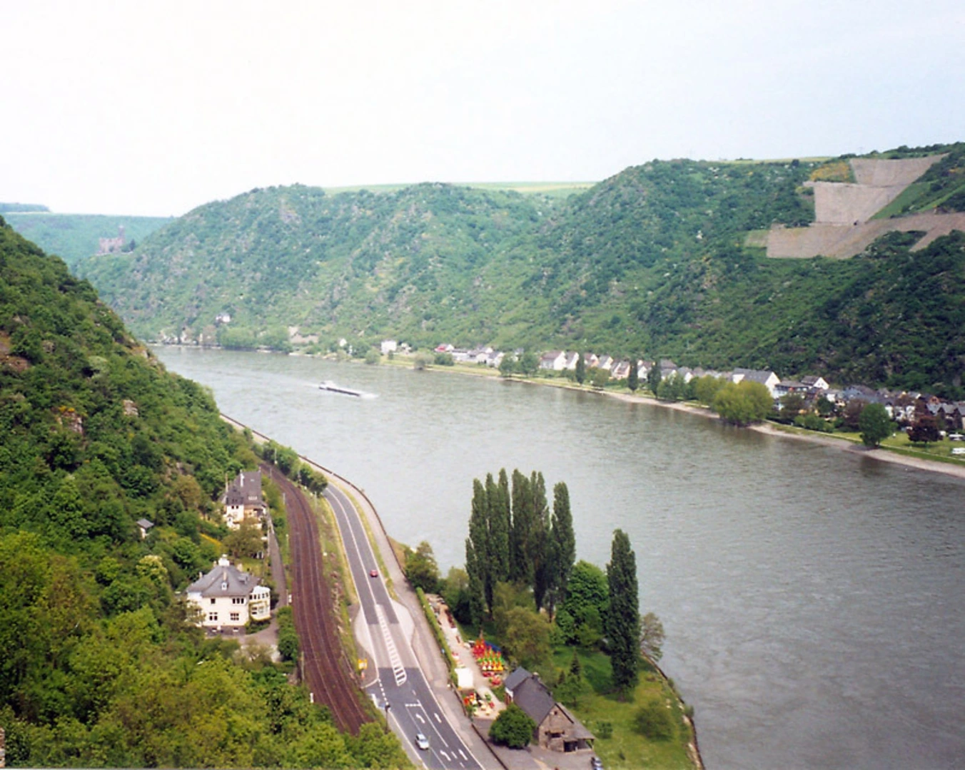 An image depicting the trail Am Tusculum via Linksrheinscher Jakobsweg and its surrounding area.