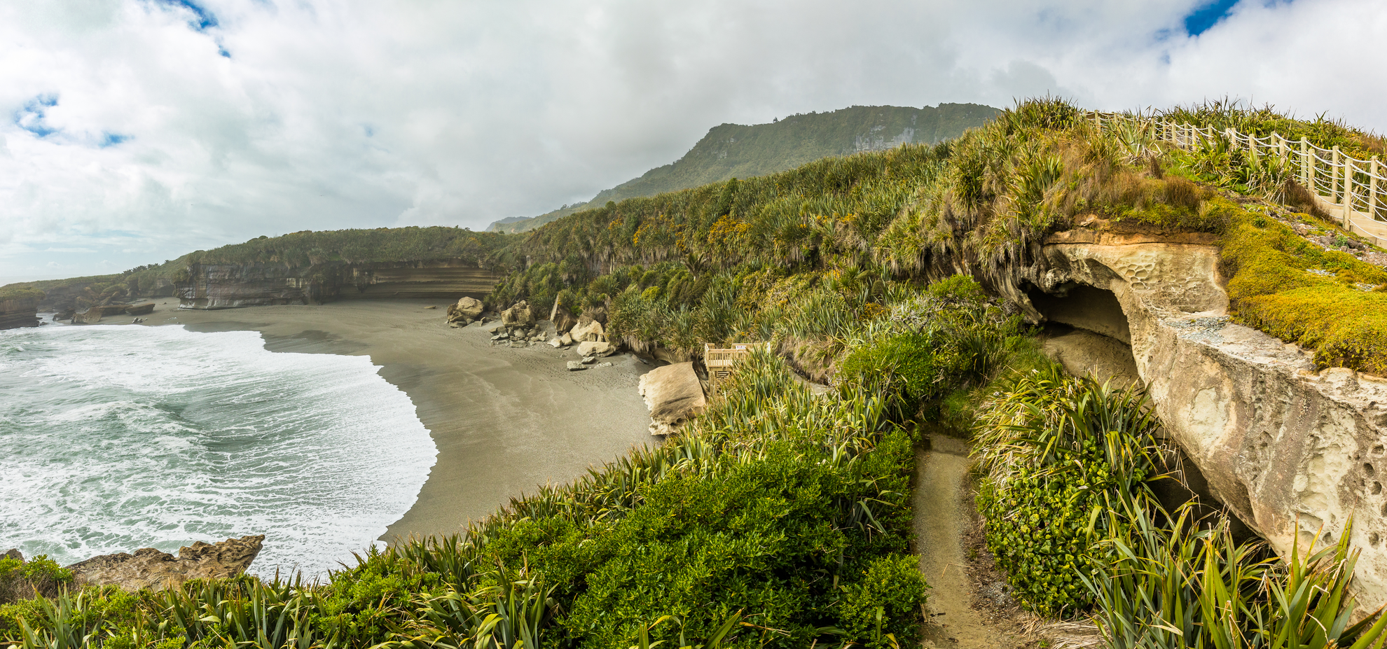 An image depicting the trail Paparoa Track - Northern End of Escarpment and its surrounding area.