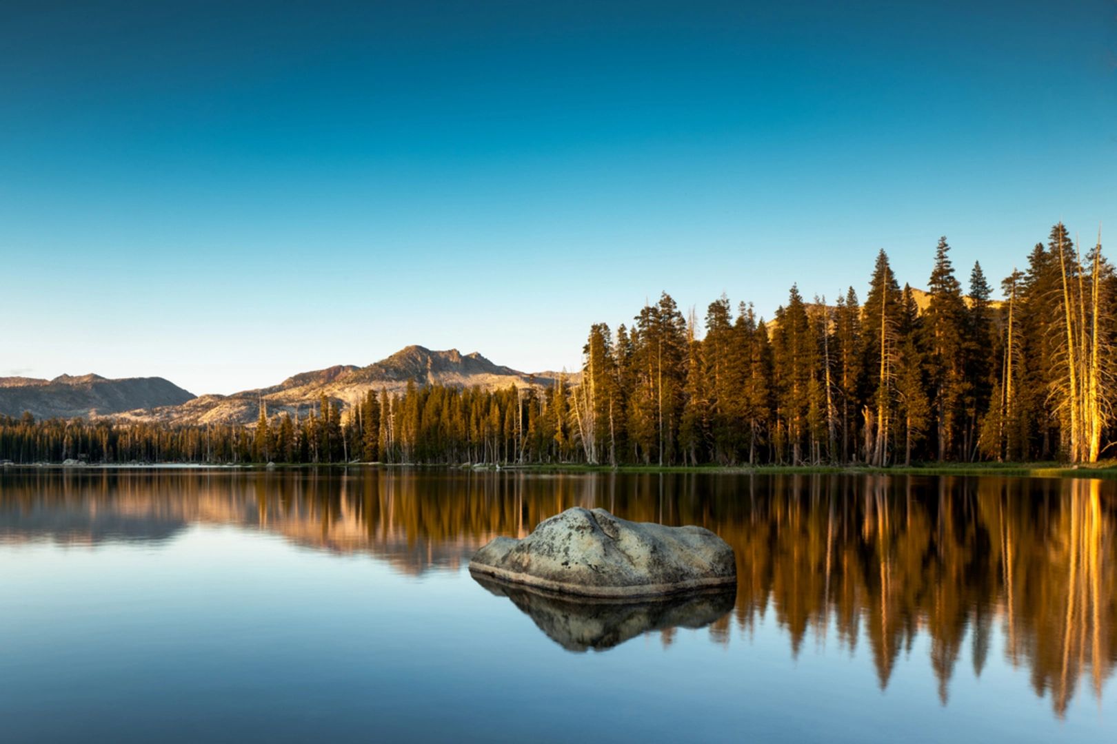 An image depicting the trail Dark Lake to Beauty Lake to Wrights Lake and its surrounding area.