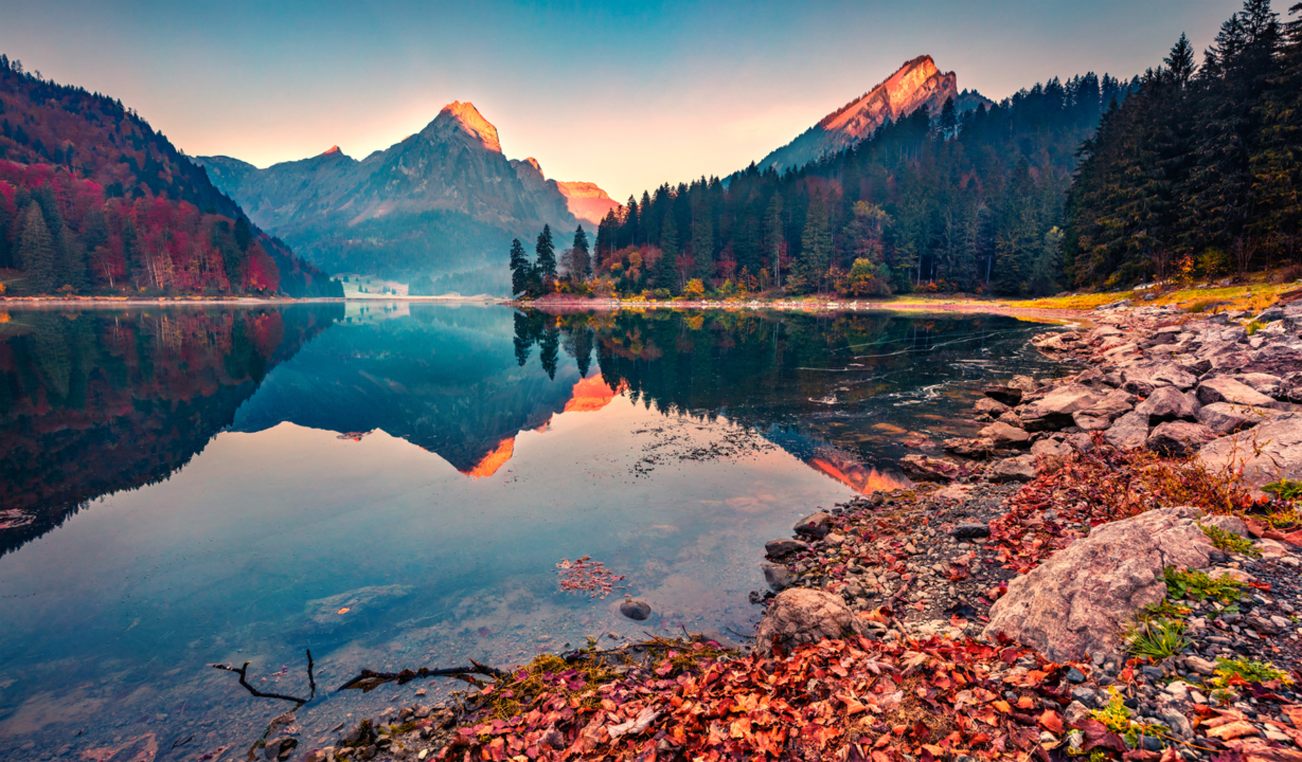An image depicting the trail Obersee-Uferweg and its surrounding area.