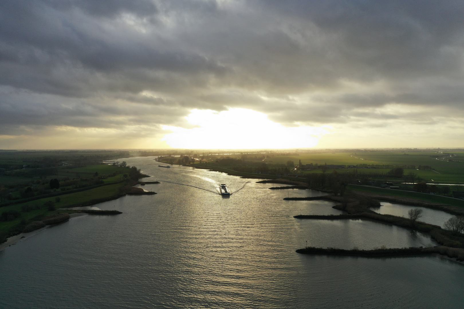 An image depicting the trail Ameide to Hoef en Haag via Lek and Everstein and its surrounding area.