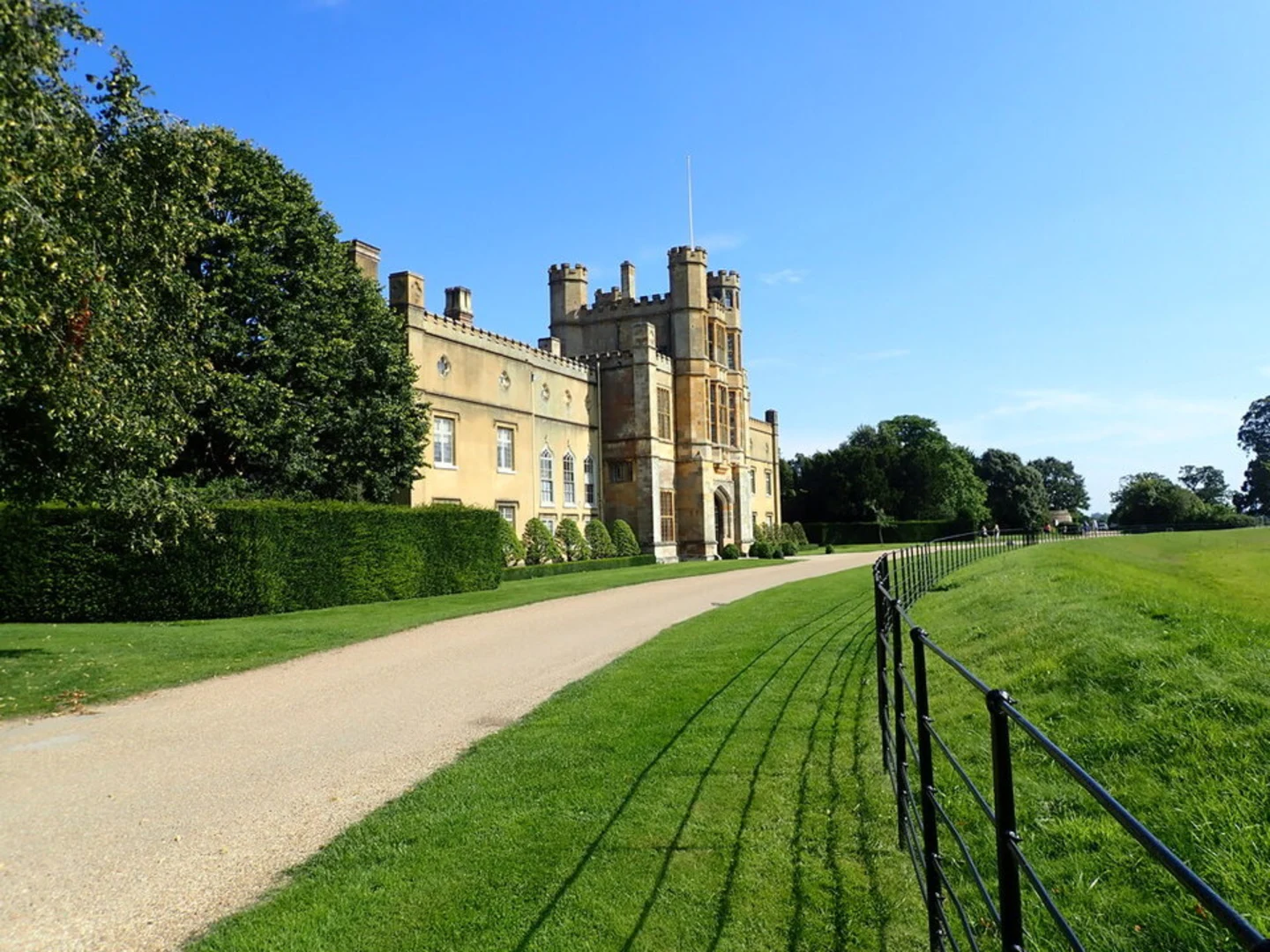 An image depicting the trail Coughton Court Loop and its surrounding area.