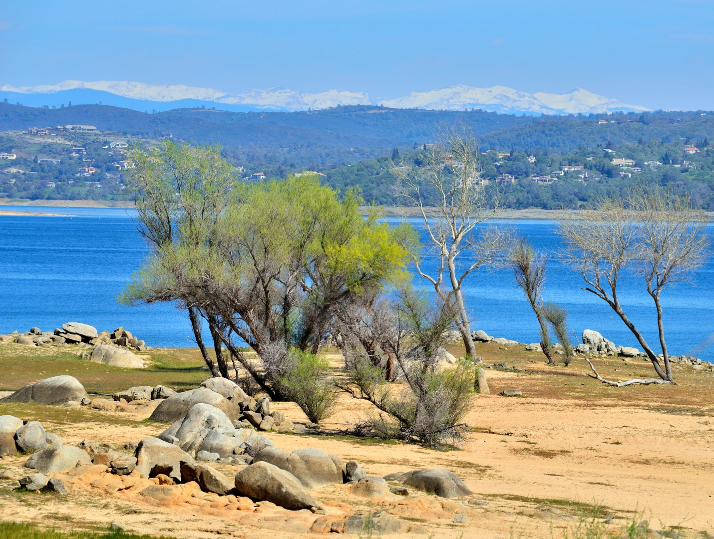 An image depicting the trail Folsam Lake State Recreational Area Loop and its surrounding area.