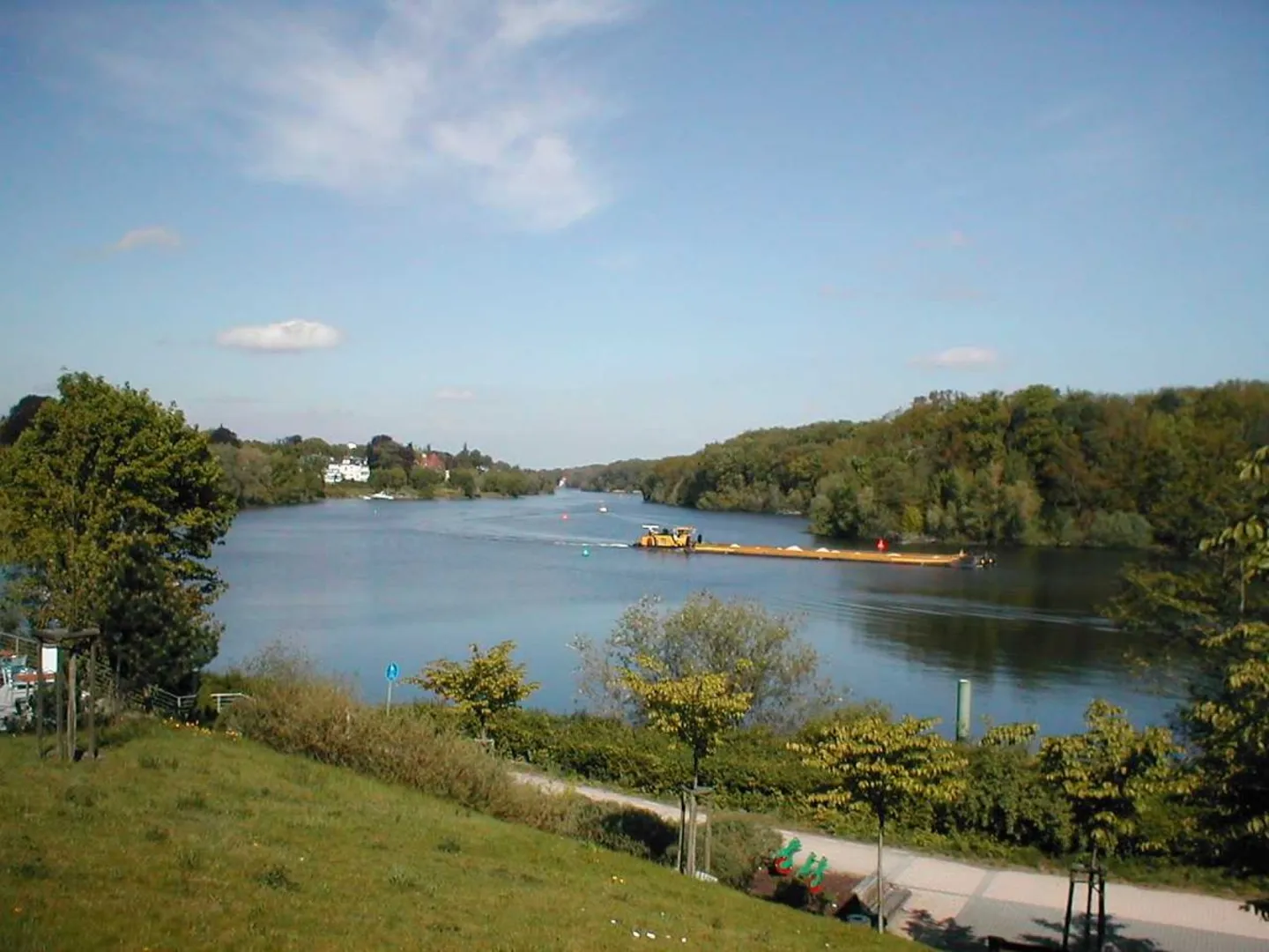 An image depicting the trail Griebnitzsee to Krunghorn via Waldweg Dreilinden and its surrounding area.