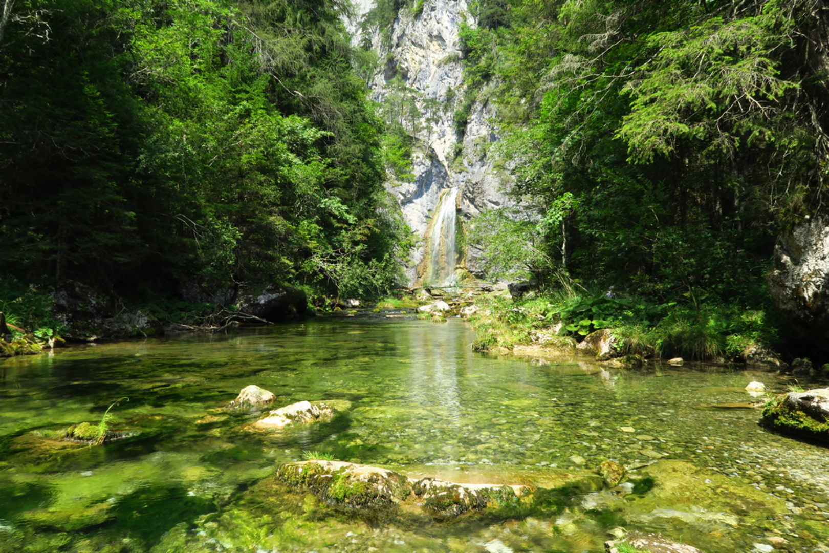 An image depicting the trail Salza Waterfall and its surrounding area.