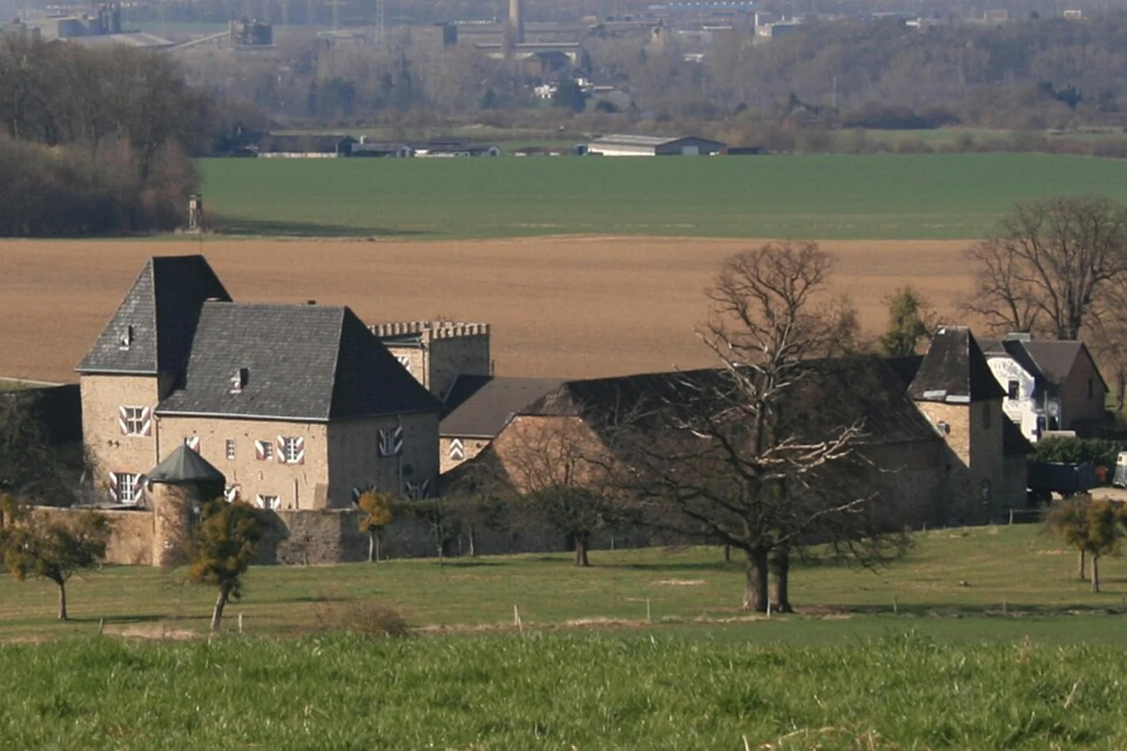 An image depicting the trail Holzheim Castle and Hülsenberg Loop - Langerwehe and its surrounding area.